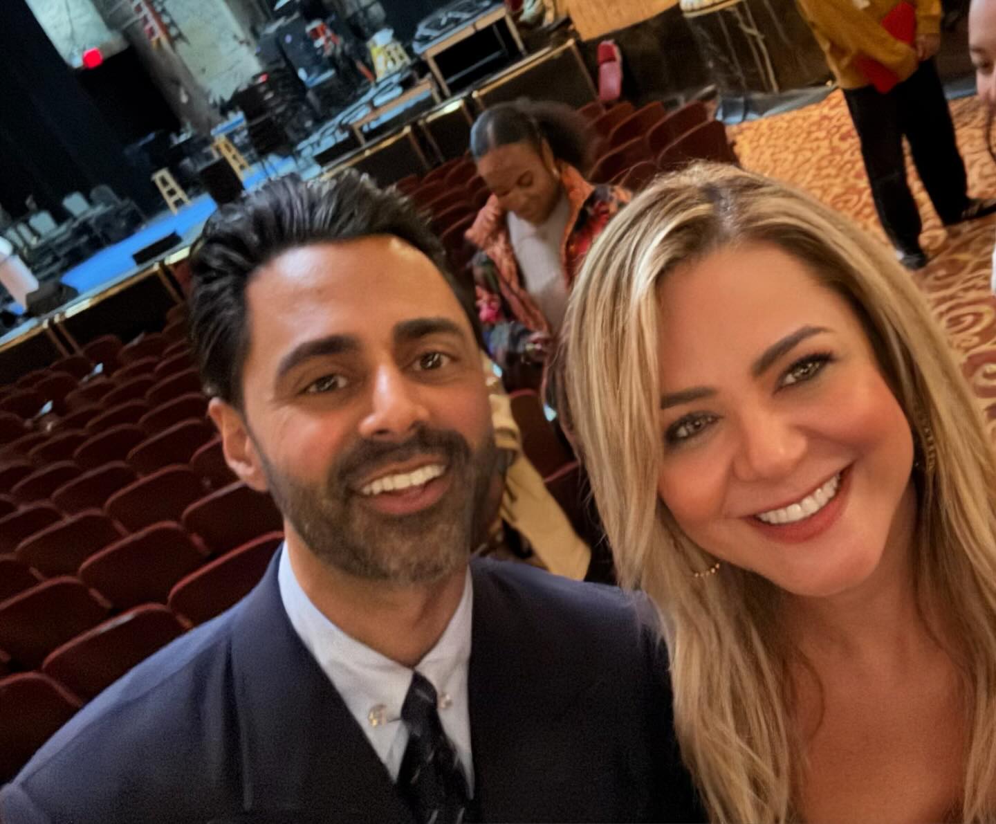 Una noche súper divertida 🤣 con el comediante @hasanminhaj en su show “Hasan Hates Ronny, Ronny Hates Hasan”. Risas de principio a fin.
Gracias, mi querida @cocodark , por este regalo 🥳.