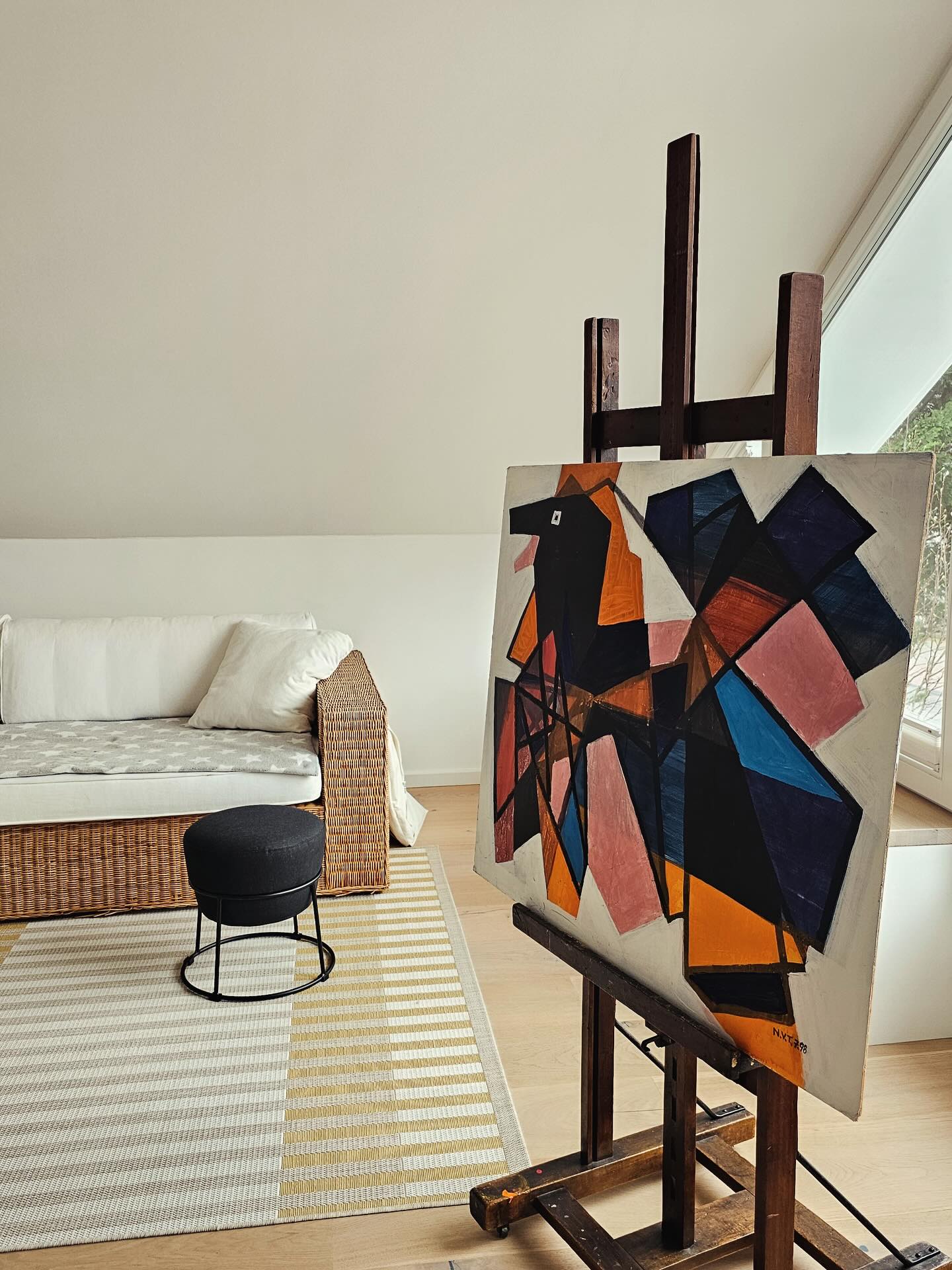 ✨ Kunst schafft Atmosphäre und ist Ausdruck von Lebensqualität ✨
Bei der Präsentation einer Immobilie zählt nicht nur der Grundriss. Nicht nur die Lage. Sondern vor allem das Gefühl, das ein Raum vermittelt.
Genau hier kommt Kunst ins Spiel. 🎨
Bilder, Skulpturen oder ausgewählte Designobjekte erzählen Geschichten, schaffen Tiefe – und lassen Interessenten sofort spüren, welches Lebensgefühl ein Zuhause vermitteln kann.
Für uns als Makler ist das ein entscheidender Faktor:
➡️ Kunst macht Räume lebendig
➡️ Sie setzt Akzente, die Orientierung geben
➡️ Und sie hilft Kaufinteressenten, sich emotional mit der Immobilie zu verbinden
Denn am Ende kaufen Menschen nicht nur Quadratmeter.
Sie kaufen Lebensqualität. Atmosphäre. Den Ort, an dem sie sich zuhause fühlen wollen.
Als Immobilienmakler setzen wir bewusst auf ästhetische Inszenierung, um das volle Potenzial einer Immobilie sichtbar zu machen – mit Liebe zum Detail und einem Blick für das Besondere.
🖼️ Kunst zeigt, wie man leben kann. Und genau dieses Gefühl entscheidet oft über den erfolgreichen Verkauf.
#immobilien #makler #kunst | #steinhouse #steinhouseimmobilien