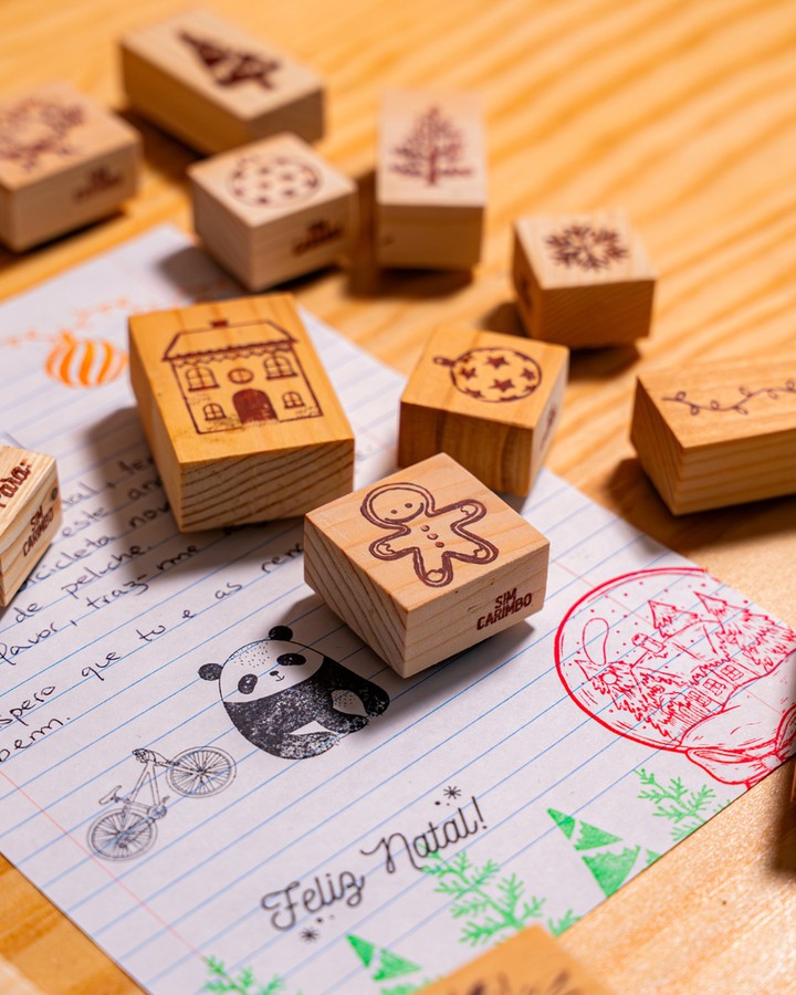 O Natal está mesmo a chegar e com ele, a altura em que a tinta brilha mais do que as luzes da árvore ✨
⠀⠀⠀⠀⠀⠀⠀⠀⠀⠀
Pinheiros, bonecos de gengibre, bolinhas de natal e muita criatividade andam a dar vida às encomendas desta época.
Cada carimbo é um detalhe que aquece, personaliza e transforma.
⠀⠀⠀⠀⠀⠀⠀⠀⠀⠀
Porque no Natal, não é o tamanho do presente que conta é o cuidado com que é carimbado 😉