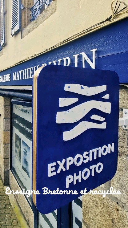 🌊✨️ Après avoir confié l'identité graphique de @glazpictures au studio Pécab! @mathieurivrin_photographies a choisi de jouer local pour la communication de sa nouvelle galerie à #landerneau .
📍 Fabriquées à 500 mètres de la galerie, les enseignes sont en majorité constituées de matériaux bretons issus de déchets plastiques ( coucou @atelier.rehab ) ♻️