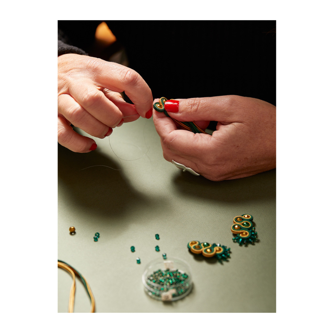 Les aiguilles, les fils, les couleurs…
Je prépare mes pièces pour un beau rendez-vous parisien.
Du 4 au 7 décembre, je participerai au Carrousel des Métiers d’Art et de la Création, au Carreau du Temple, aux côtés de plus de 110 artisans d’art sélectionnés.
Vous pourrez me retrouver au stand 97, que je partagerai avec @via.francois , artisan parfumeur parisien.
J’y présenterai mes bijoux en passementerie cousue et vous pourrez découvrir quelques nouvelles couleurs encore discrètement gardées en atelier.
À l’approche des fêtes, c’est l’occasion idéale de rencontrer les artisans, d’échanger autour des gestes qui prennent du temps, et de découvrir des pièces uniques créées à la main, à Paris.
Choisir un artisan, c’est donner du sens, encourager un savoir-faire, et faire vivre une création qui ne ressemble à aucune autre.
📍 Carreau du Temple – Paris 3
🎟️ Entrée gratuite
🕒 Horaires :
• Jeudi 4/12 : 14h → 19h
• Nocturne / vernissage : 19h → 22h
• Vendredi 5/12 : 10h → 20h
• Samedi 6/12 : 10h → 20h
• Dimanche 7/12 : 10h → 18h
J’ai hâte de vous y retrouver.
Photo : @alexandravaquero64
Threads, beads, colours…
I'm preparing new pieces for a beautiful Parisian event.
From 4 to 7 December, I’ll be taking part in the Carrousel des Métiers d’Art et de la Création, at the Carreau du Temple, among more than 110 selected craft artisans.
You’ll find me at stand 97, which I will share with Via François, a Parisian artisan perfumer.
I’ll be presenting my hand-embroidered jewellery — including a few new colours that have stayed quietly in the studio until now.
As the holiday season approaches, it’s a wonderful moment to meet the artisans, discover the gestures behind each piece, and choose creations made by hand, in Paris.
Supporting artisans means choosing meaning, valuing time and skill, and giving life to truly unique work.
#carrouselmetiersdart
#palmyreparis
#bijouxcontemporains
#fabriqueenfrance
#metiersdart
#carreaudutempleparis
#artisanatfrancais
#ArtisansdArt
#faitmain
#madeinparis
#savoirfairefrancais
#bijouxbrodés
#createursparisiens
#bijouxdecreateur
#craftsmanship
#FrenchCraft
#HandmadeInParis
#Passementerie
#SlowMade
#ArtisansdArt