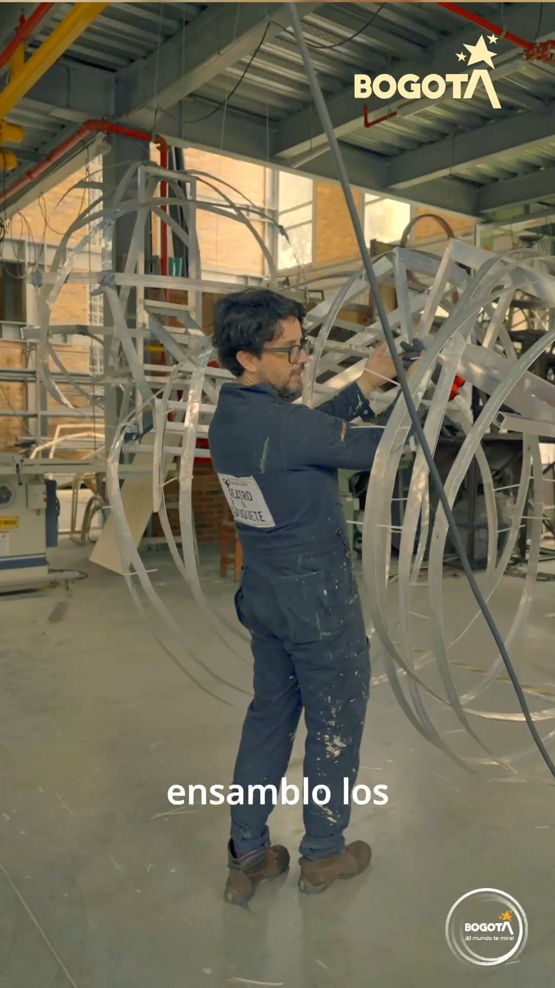 Construir un sueño gigante que parece flotar. 🏗️🐈
El reto: crear estructuras monumentales, resistentes a la lluvia bogotana y tan ligeras como una nube. 🌧️✨
Milena Forero y Carlos Velásquez (@teatrodejuguete_creativo) nos abren las puertas de su taller para mostrarnos cómo nace Copo, el gato gigante que nos enseñará a entendernos mejor como humanos. ❤️
Pronto Bogotá soñará más allá de las nubes en la Plaza Cultural La Santamaría. ☁️
@CulturaenBta @alcaldialocalsantafe @alcaldiadelacandelaria @idrdbogota @alcaldiabogota
#NavidadEsCultura2025 #BogotaSoñada #MasAllaDeLasNubes
Una producción de Al Alba Producciones en alianza con La Gata Cirko. @alalbaproducciones @lagatacirko
Producción general: Al Alba producciones @alalbaproducciones
Director artistico: Felipe Ortiz @felipe.moves
Direccion de Arte: Teatro de juguete @teatrodejuguete_creativo
Diseño de Vestuario: Teatro @teatrodejuguete_creativo @milena.forero79 en alianza con Kaftan @kaftancreador
Escenografía & Títeres Gigantes: Teatro de juguete @teatrodejuguete_creativo @carlangastitiritero
Dramaturgia: Johan Velandia @johanve_land
Realización de video: @colibri.film
Marketing digital: Bibiana Castillo @soybibicastillor