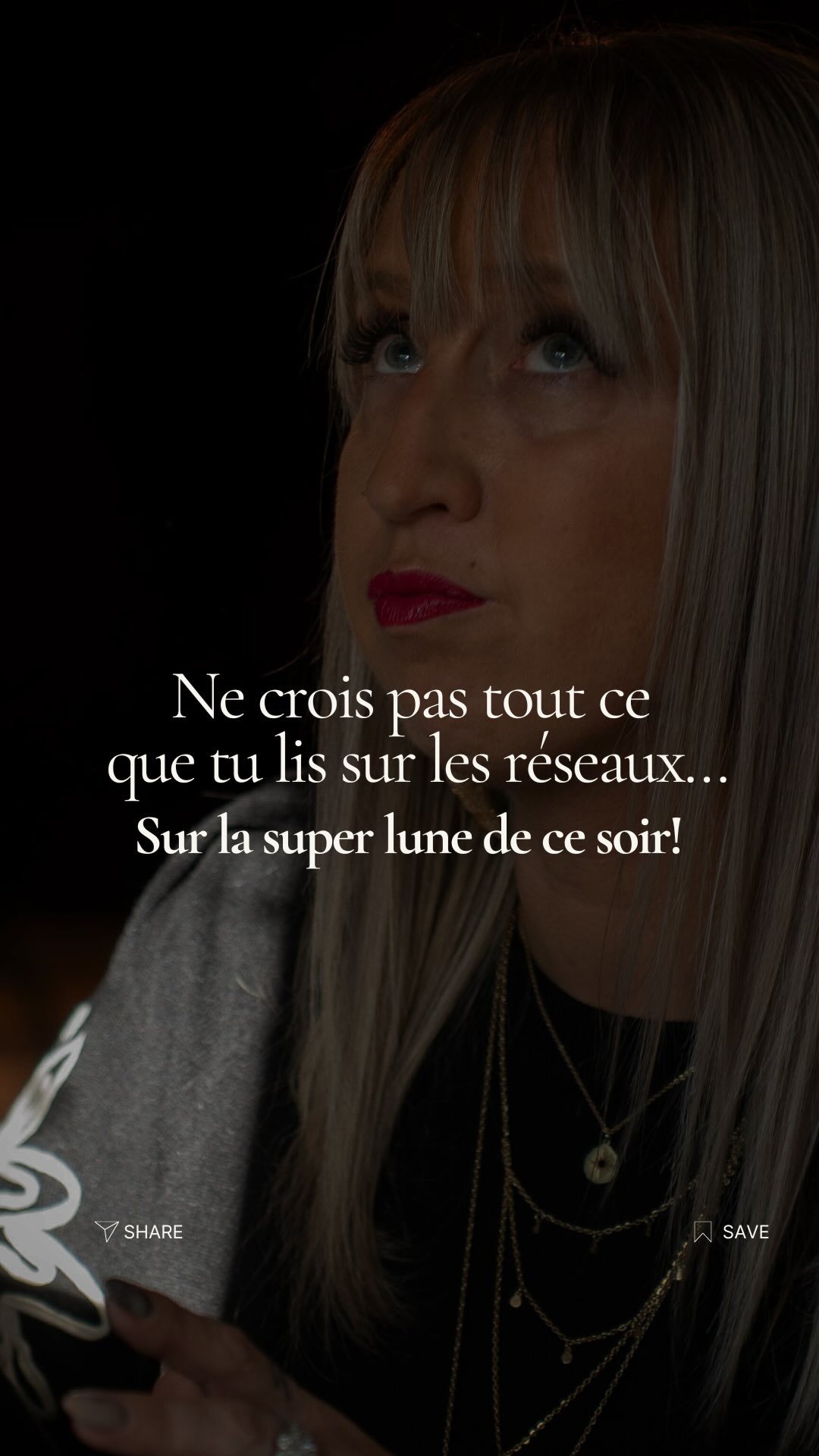 À force de scroller, d’écouter tout et n’importe quoi,
on finit par suivre les réseaux au lieu de s’écouter soi.
On se laisse happer, on mélange tout…
et on finit par y croire,
et par croire qu’on vit tous la même chose😳
Je suis pas astrologue.
Je suis une femme qui s’est déjà perdue,
qui s’est relevée,
qui a tout reconstruit✨
Et en tant que coach, oui…
j’aime m’appuyer sur les cycles lunaires,
sur l’astrologie,
sur l’énergie du moment.
Pas pour prédire quoi que ce soit.
Mais parce que ça m’aide à ajuster mes décisions,
à comprendre un flou,
à mettre des mots sur ce qui bouge en moi…
La vérité ?
On parle en ce moment d’une “année 1”…
mais ça, c’est l’année universelle.
L’énergie du monde.
Pas la tienne.
Ton année personnelle se calcule avec TA date de naissance.
Et elle ne ressemble pas forcément à celle des autres.
Par exemple :
J’étais en année 7 en 2025,
et je passe en année 8 en 2026.
C’est MON cycle.
Pas celui qu’on voit sur les réseaux!
Alors oui, les lunes, l’astrologie, les cycles…
c’est précieux.
Mais ça n’a de sens que si tu t’y retrouves.
Si ça te ramène à toi.
Pas si tu t’y perds.
Parce que tu le sens toi aussi :
quelque chose arrive à sa fin.
Quelque chose demande à respirer.
Quelque chose frappe à la porte.
Et c’est là que tout se joue :
Ton année personnelle compte.
Ce que tu ressens compte.
Et ce que tu es prête à laisser mourir… compte encore plus.
🔥 Alors, juste pour toi, sans mentir, sans minimiser :
si tu t’arrêtais vraiment deux minutes…
qu’est-ce qui te murmure “laisse-moi partir” depuis trop longtemps ? #confianceensoi #superlune #astrologie #fake news