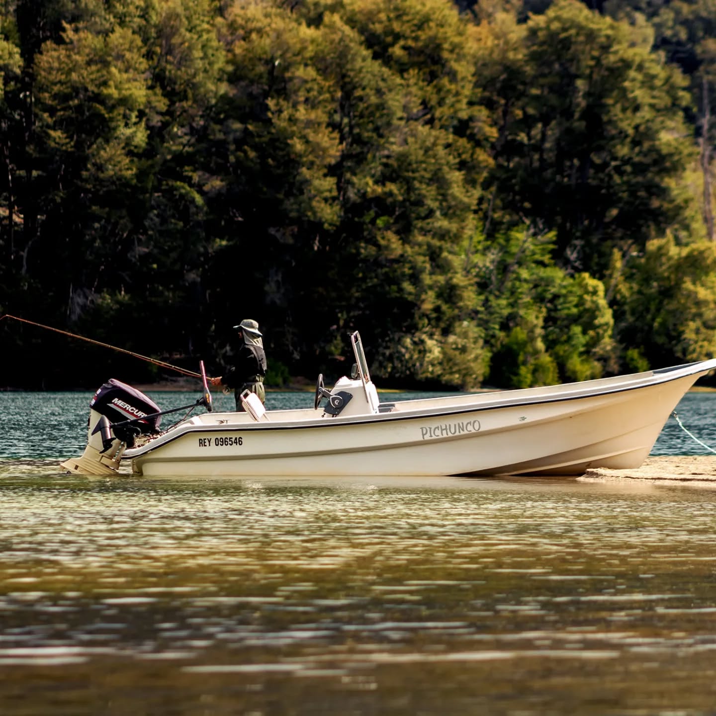 La Patagonia en su esplendor máximo.
Noviembre nos regaló postales épicas: lances fluidos, aguas cristalinas, truchas imponentes y esa vibra única del sur que te recarga el alma.
Cada salida fue mágica – colores vibrantes, silencios profundos y esa adrenalina que explota antes de la gran captura. ¿Te ha pasado? 🔥
La temporada está on fire: viva, intensa y llena de sorpresas.
.
Y ahora llega diciembre: días eternos, condiciones perfectas y ese trofeo legendario acechando en el lago. ¿Estás listo para el tuyo?
Entre montañas y vientos patagónicos, cada pescador encuentra su flow.
Ven solo, con familia o amigos – la experiencia te atrapa y te cambia para siempre.
.
¡Comparte tu historia de pesca favorita en comentarios y etiquétame! ¿Cuál fue tu mejor spot en Patagonia? 📍
.
.
Amarra ⚓ @puertoelma
@flydreamers_flyfishing @colodezurko
.
#FlyFishing #PatagoniaArgentina #PescaConMosca #CatchAndRelease #FishingLife #OutdoorAdventures #VillaLaAngostura #AventuraPatagonica