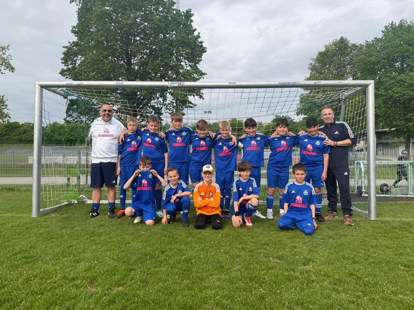 EBRAND unterstützt lokale Jugendmannschaft des TSV Poing mit neuem Trikotsatz.🔵🟡
Die dritte Mannschaft der U12 des TSV Poing darf sich über neue Trikots freuen – gesponsert von der in München ansässigen Firma EBRAND AG. Das Unternehmen, das sich auf digitale Markenführung und Online-Schutz spezialisiert hat, zeigt damit nicht nur regionales Engagement, sondern setzt auch ein starkes Zeichen für die Förderung von Jugendsport und Vereinsleben.
Die jungen Fußballer liefen stolz zum ersten Mal in den neuen Trikots auf und bedankten sich mit einem engagierten Auftritt auf dem Spielfeld. Auch der TSV Poing zeigte sich dankbar für die Unterstützung.