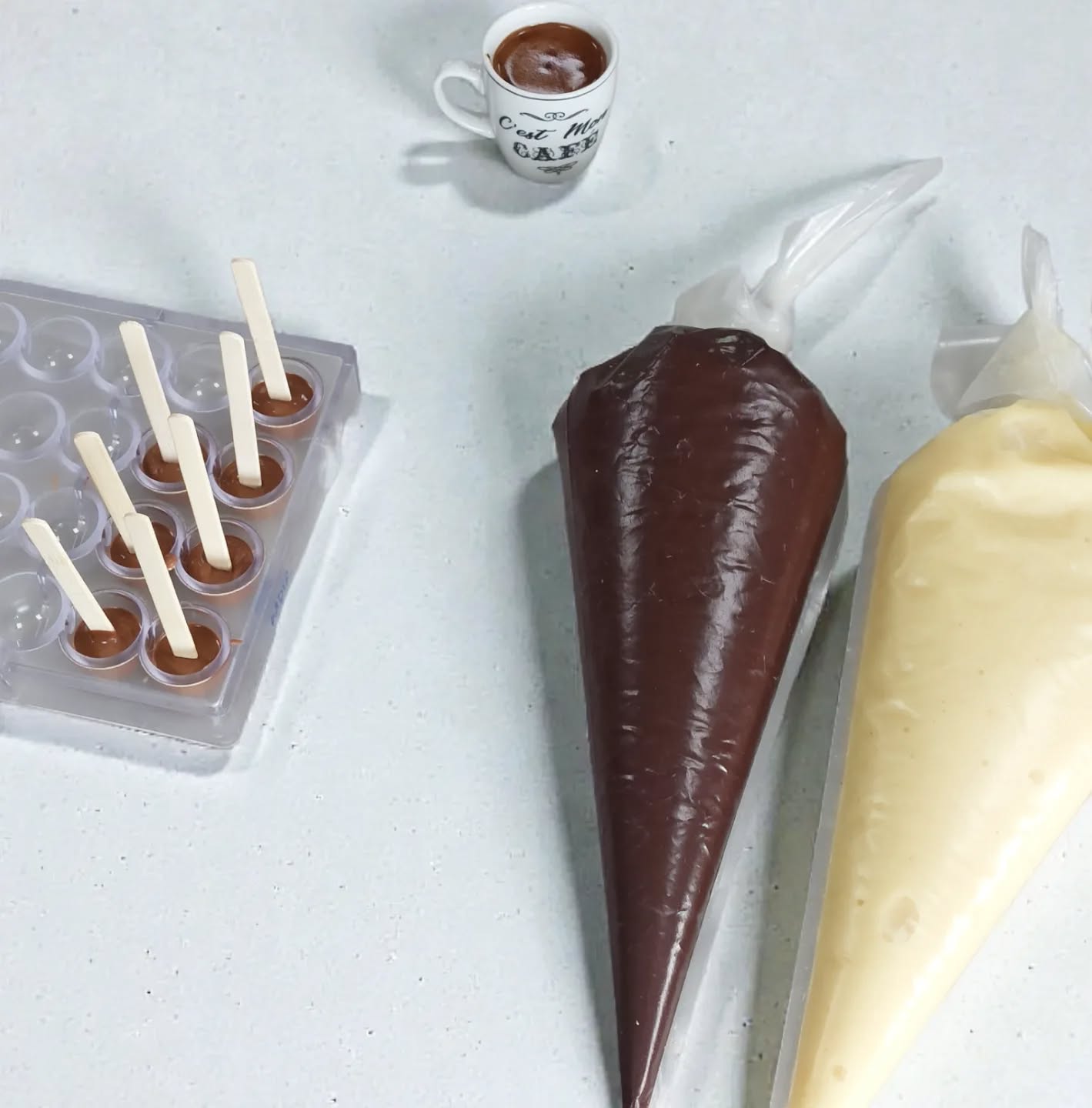 ☕✨ Bugün Türk Kahvesi Günü!
Ben de sizin için Türk kahvesinin o eşsiz aromasını özel çikolata dolguma taşıdım. Bu nefis dolgu; yoğun kahve kokusu, kadifemsi dokusu ve gerçek çikolatanın benzersiz uyumuyla hazırlandı.
🍫 El yapımı – taze üretim – butik kalite
Her sipariş minimum 3 gün içinde hazırlanır, özenle paketlenip kargoya verilebilir.
🎉 Türk Kahvesi Günü’ne Özel Fiyat!
Sadece 2 gün geçerli!
Kampanya Pazartesi gününe kadar devam ediyor.
.
.
.
.
.
#türkkahvesigünü #çikolata #kahveliçikolatala #butikçikolata #elyapımıçikolatalar #çikolatatutkusu #çikolatasipariş #gourmetchocolate