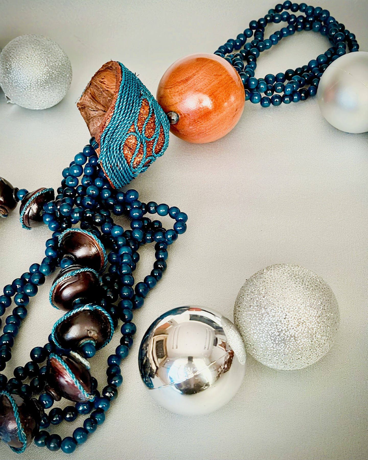 Nossos colares de mesa ou parede promovem o uso consciente dos recursos da floresta e são a escolha perfeita para quem deseja surpreender neste Natal.
Feitos à mão com insumos naturais, são obras de arte sofisticadas e repletas de brasilidade.
Na imagem, a beleza dos tons azuis e a combinação de sementes, madeira e fibras.
Não perca a chance de adquirir essa peça entrando no nosso site
e aproveite, também, o FRETE GRÁTIS para compra de quaisquer produtos pronta entrega.
#luxosustentavel
#elegancianatural
#decoracaodeinteriores
#arquiteturadeinteriores