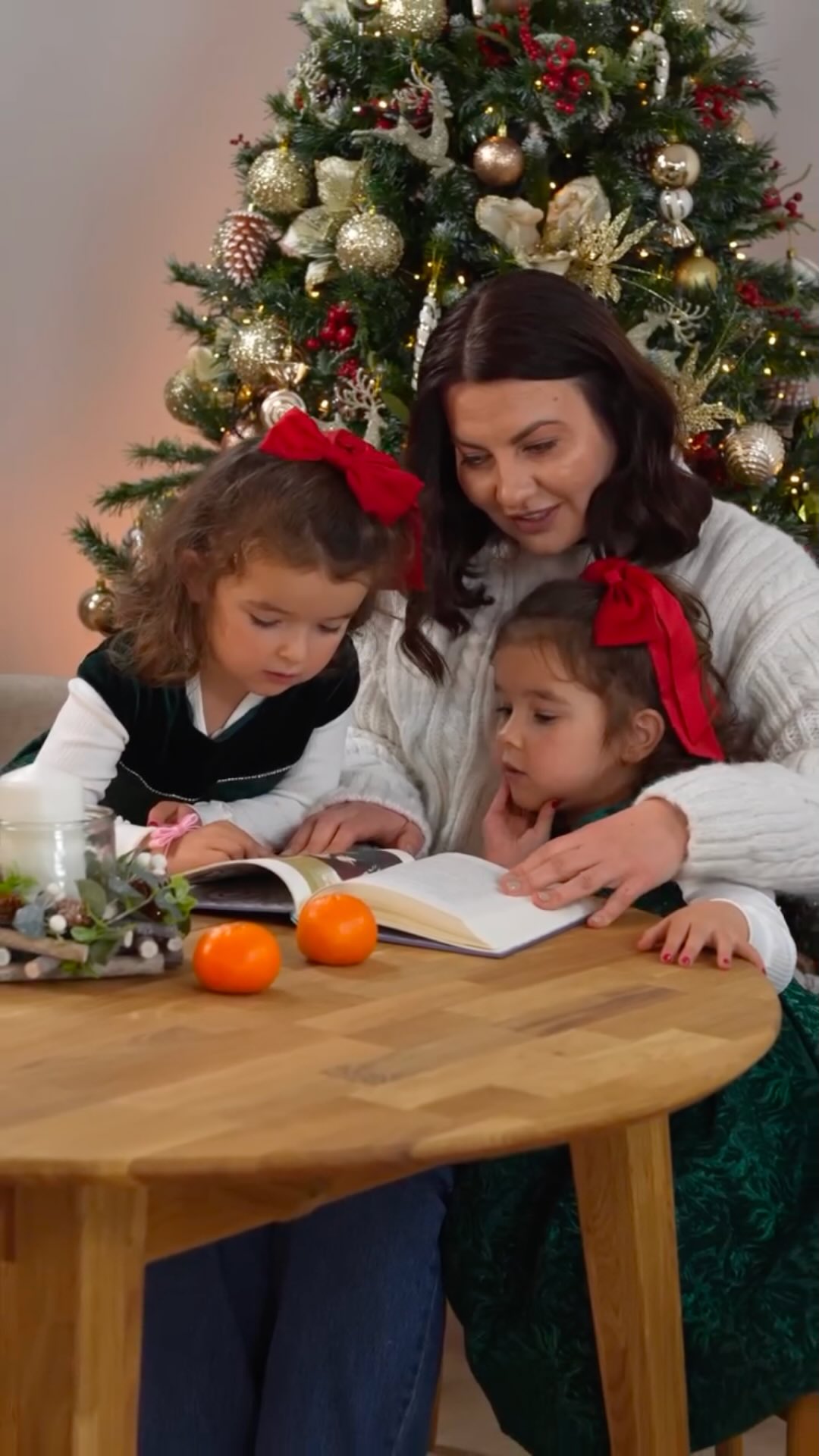 Z okazji Mikołajek życzymy Wam ciepła, spokoju i rodzinnej bliskości 🎄
Niech ten magiczny dzień będzie pełen uśmiechu, serdecznych rozmów i obecności tych, którzy są dla Was najważniejsi. Wspólna kawa, długi obiad czy spokojny wieczór przy stole – to właśnie te chwile budują domowe wspomnienia.
A jeśli chcecie wprowadzić do wnętrza więcej przytulności — zapraszamy do naszej zimowej wyprzedaży. Dębowe krzesła dostępne od ręki wprowadzą naturalne piękno, wygodę i trwałość na lata 🎁