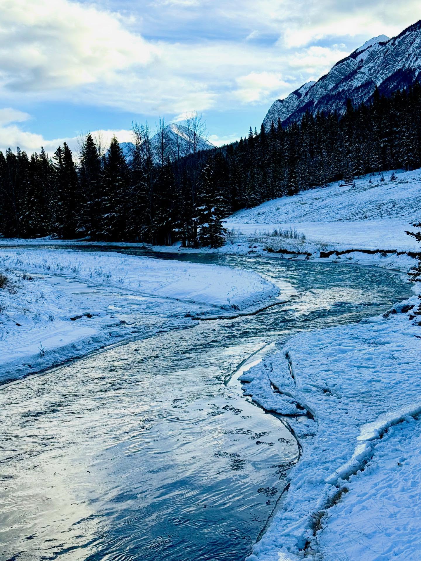 Walk in Banff @fairmontbanff #banff #banffnationalpark #banffalberta #visitbanff #canada🇨🇦 #visitcanada b#travelbloggers #travelblog #travelling #travelblogging #retireandtravel #retireandenjoylife