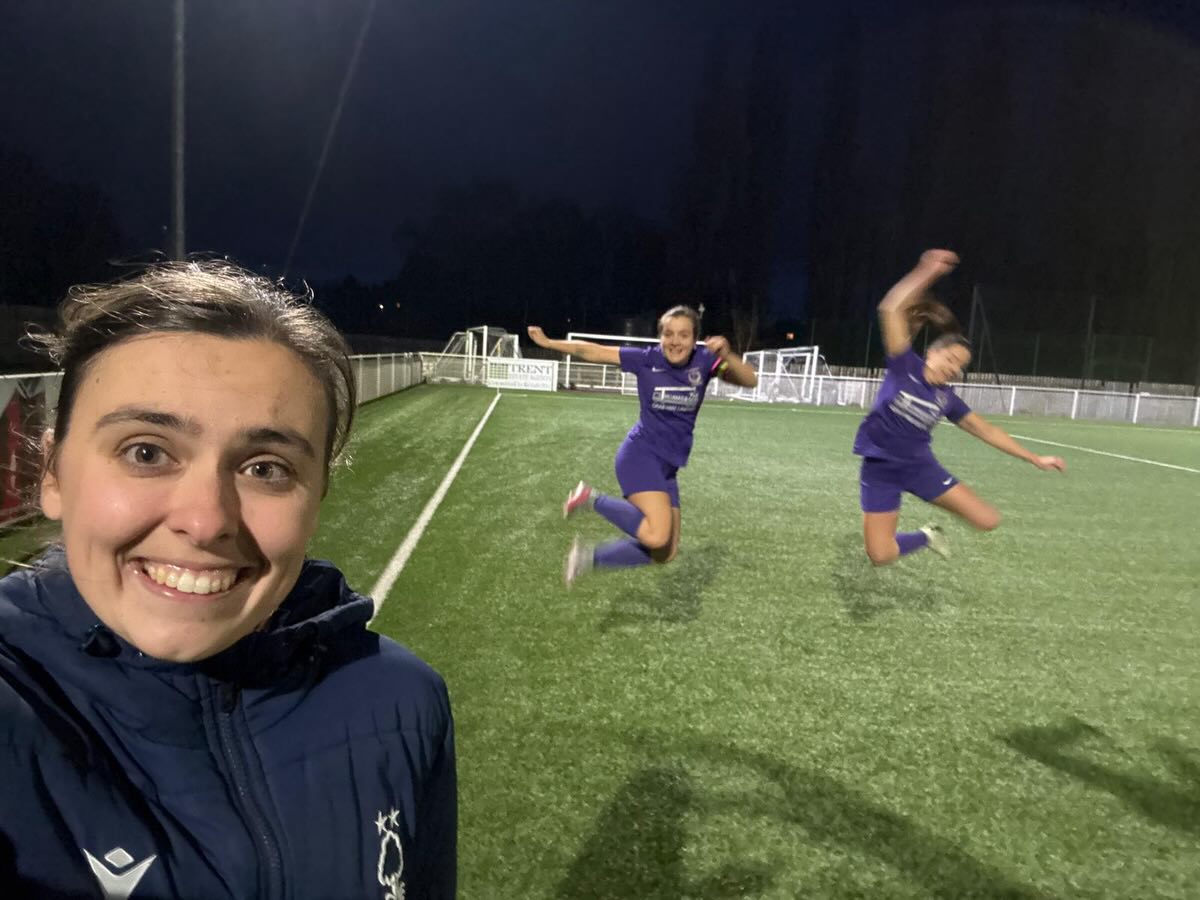 How it feels to finally play a league game 💃💃💃
A game that started in the daylight and finished in the dark, the team showed every inch of the training, teamwork and resilience we have been working on to come back from being 1-0 down to winning 4-2 🙏
#daylighttofloodlight #comebackseason #greendot #womensfootball #whatagoodlookingbench