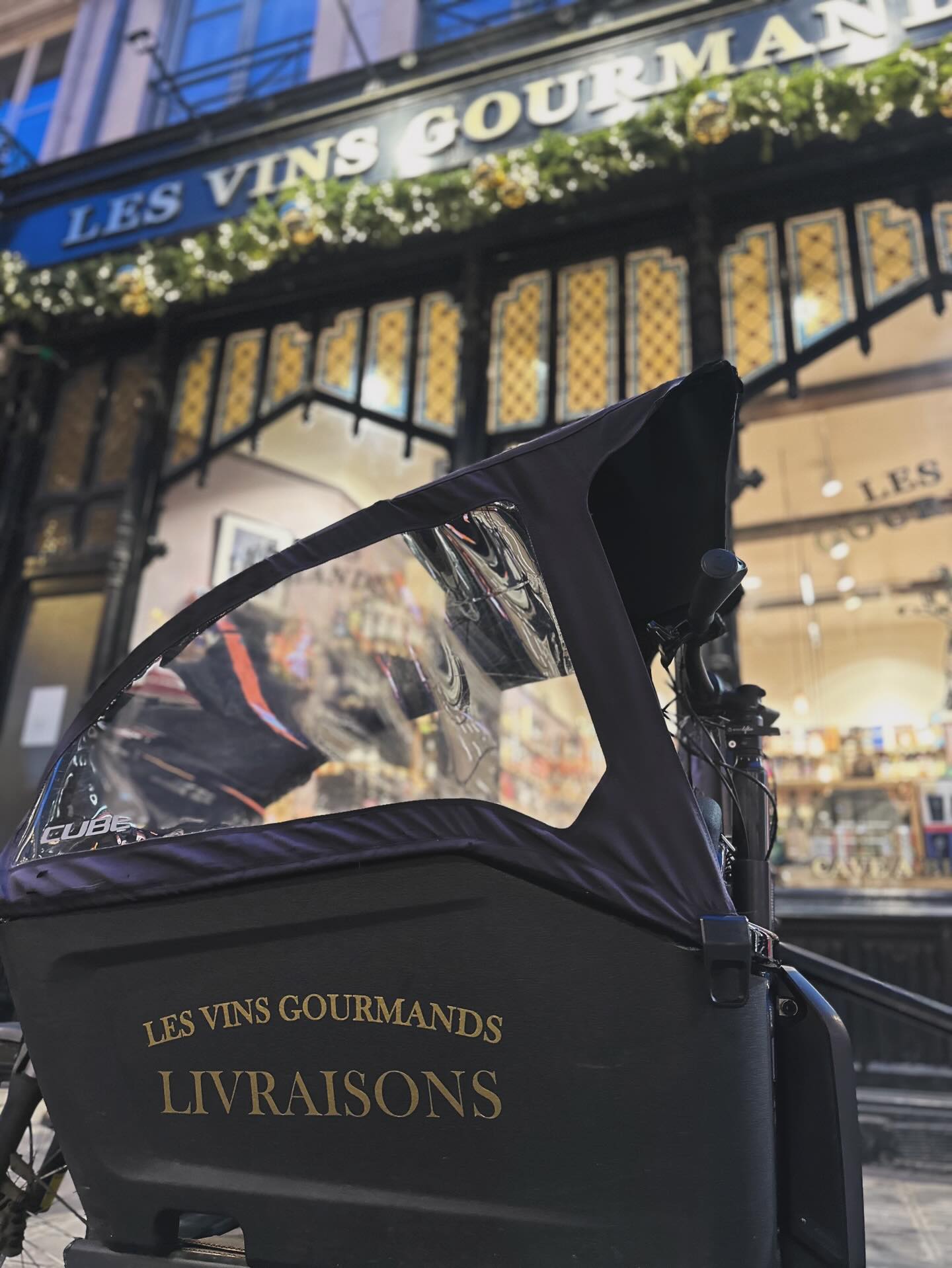 À l’approche des fêtes, nos trois caves — Lille, Lens et Valenciennes — vous proposent un service simple : la livraison à domicile pour toutes vos commandes de fin d’année 📦🍾
Zones de livraison :
• Lille, Lens & Valenciennes + communes voisines
• Livraison OFFERTE dès 12 bouteilles
• En vélo cargo ou en camion selon la commande
Nos cavistes préparent votre sélection avec le même soin qu’en boutique et vous la livrent directement chez vous.
Champagnes, vins, spiritueux… tout arrive prêt, sans contrainte de transport.
Pour commander ou obtenir un conseil, contactez directement votre cave.
On s’adapte à vos besoins et on organise la livraison selon votre disponibilité ❤️
#lesvinsgourmands