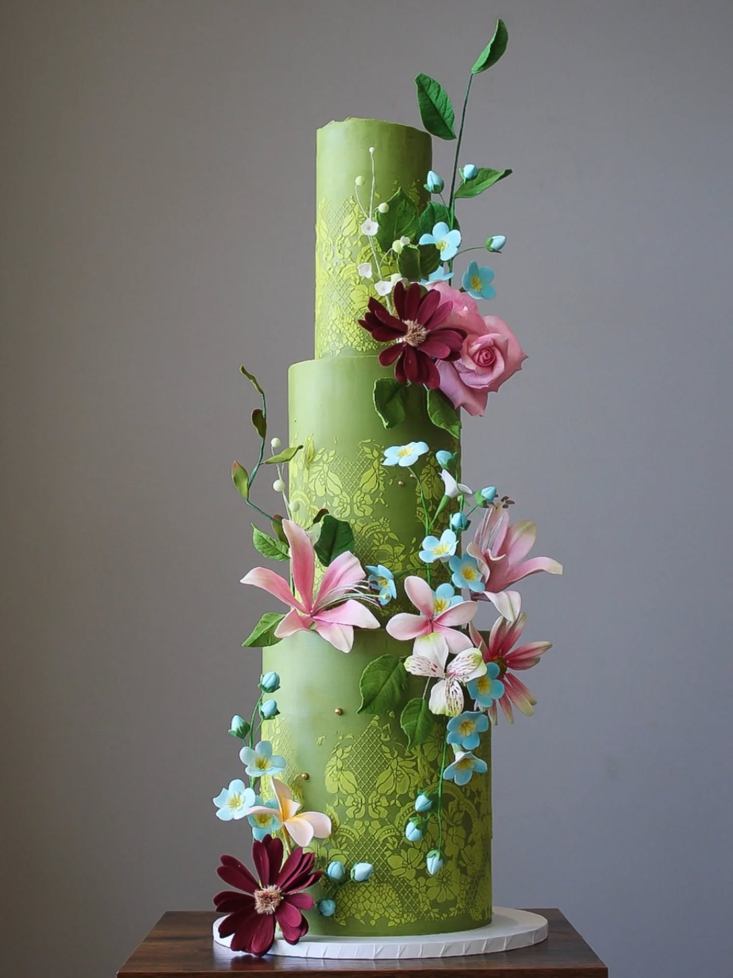 What do all these incredible cakes have in common?
Apart from all being created by the fabulous @tabi.cakes (anyone seeing this on her profile, CMC posted this... she isn't tooting her own horn 🤣)
They are all covered in white chocolate ganache!
No patches, no streaks, just deep and colourful masterpieces.
Want to learn how? Comment DEEP and we will send you think link to book @tabi.cakes upcoming Deep and Bright ganache cake Masterclass, happening on 2nd Dec 7pm.
Dont miss out
P.s. Ayo's ganache recipe is included in the class