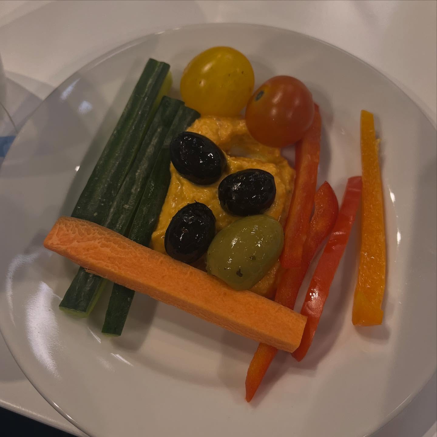 Simple snacking.
Houmous contains protein, carbs and fats
Add crunchy veg for a snack.
#bloodsugarcrash #houmous #snacking #vegetables