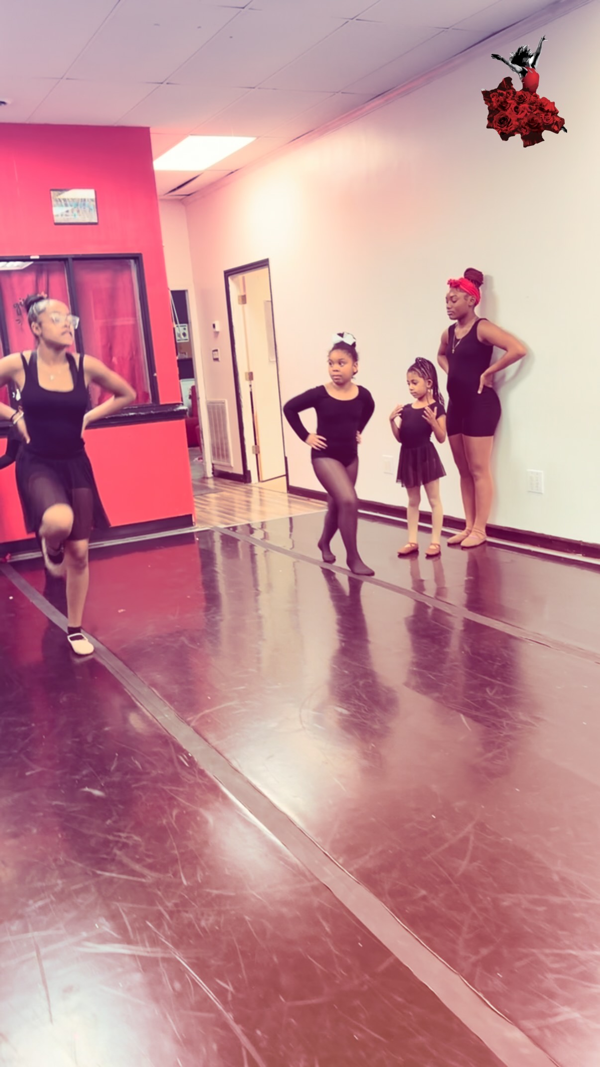 Our Ballet III class came to visit our Pre-Ballet class for a Big Sister/Little Sister dance moment ❤️🌹❤️
#bigsisterlittlesister #preballet #ballet #dance #roanokerapids #dancestudio