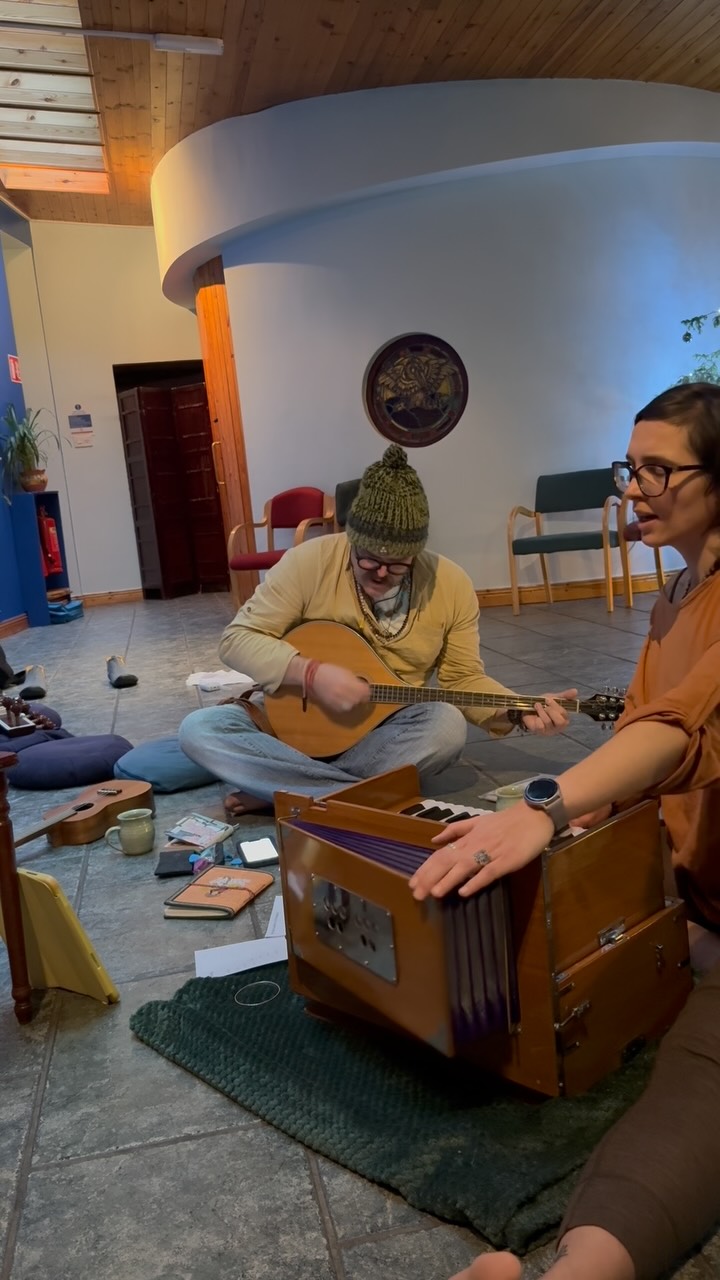 ~ Om Gam Ganapataye Namaha ~
So much joy co-creating with @yeahrightdaniel in preparation for our Kirtan community gathering on the 18th Dec in the @thesanctuaryd7 !
It was our first time playing together and the 18th Dec gathering will be my very first time sharing mantra with the harmonium in a community setting ✨🥰❤️
So much joy singing together! We look forward to Thursday 18th for our collective singing and community gathering afterwards with some food and chats.
This mantra is a salutation to the Lord Ganesha, the remover of obstacles ✨✨✨
Learnt from @daisybowman_lifeinsound ✨
Much love,
Anna
#mantra #kirtan #yoga #ganesha #creativity