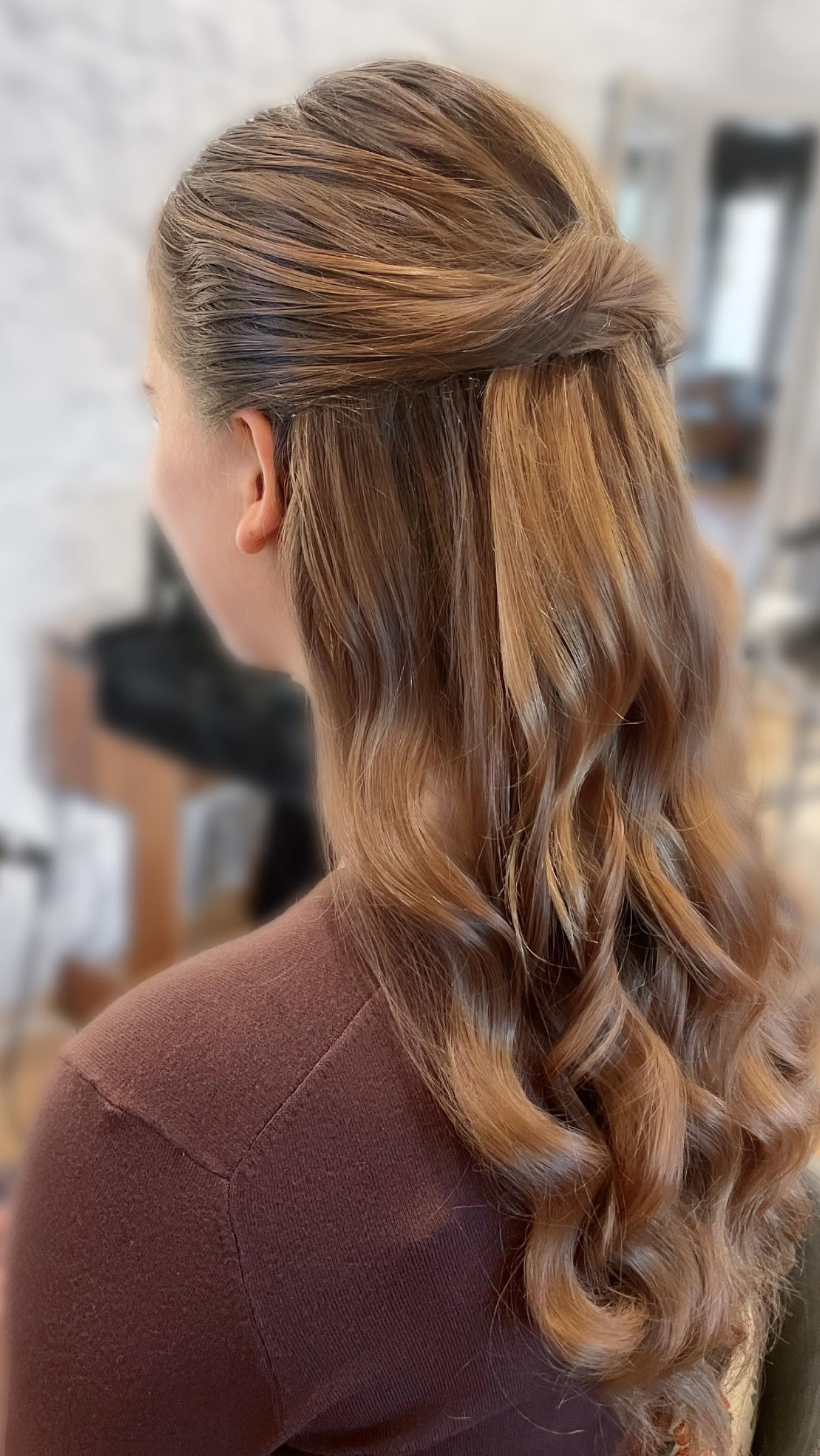 Love, love, love these loose waves in a half up down we did for my beautiful bride’s daughter a few weeks ago @burycourtbarn
#halfup #halfuphalfdownhairstyle❤️ #loosewaves #softwaves #halfupdo #surreyweddings #hairbyme #weddinghair #bridalhair #bridesmaidhair #surreyhair #surreyhairstylist #naturalwedding #naturalweddinghair
