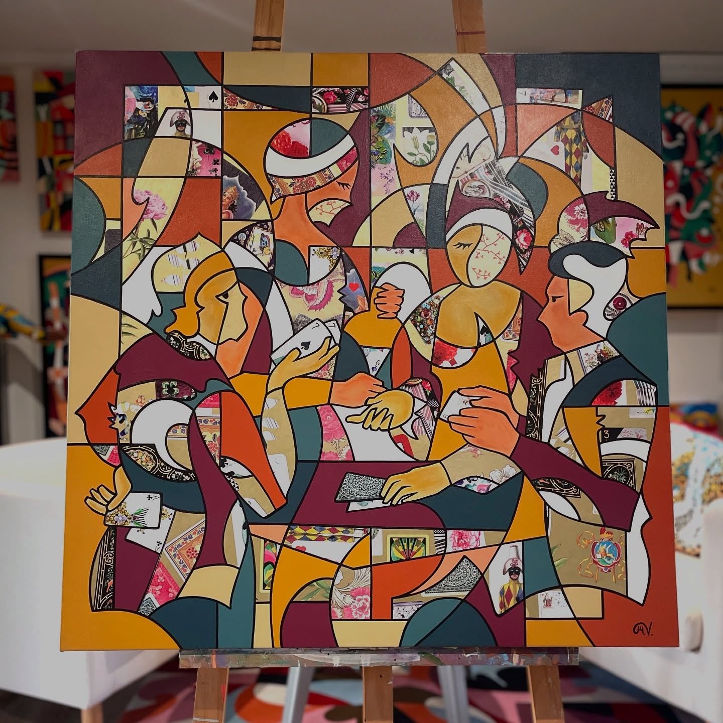 Titre : La Carte secrète 🆕
Dimensions H80x L80 cm Châssis 3D
Collage et Acrylique sur toile - Oeuvre originale
Disponible 💚
~~~~~~~~~~~~~~~~~~~
« Dans cette réinterprétation contemporaine du Tricheur à l’as de trèfle de Georges de La Tour, l’artiste transpose la scène classique dans un univers géométrique proche du vitrail. Les personnages se fragmentent en mosaïque colorée, révélant par endroits des inserts de wallpapers signés Christian Lacroix, qui enrichissent la composition d’une dimension décorative et texturée. Les deux femmes, complices du tricheur, voient une partie de leur visage volontairement masquée par l’artiste, soulignant l’entente secrète de cette mise en scène. Cette approche mixte, mêlant collage et peinture acrylique, revisite le thème du mensonge et de la duplicité où chaque fragment devient une pièce du récit visuel. »
•
•
•
•
#artwork #Painting #Art #peinture #collage #christianlacroix #Artistepeintre #creation #atelierdartiste #artstudio #artcontemporain #letricheur #asdetrefle #georgesdelatour #50nuancesdemarguerite #maguyvaz
•