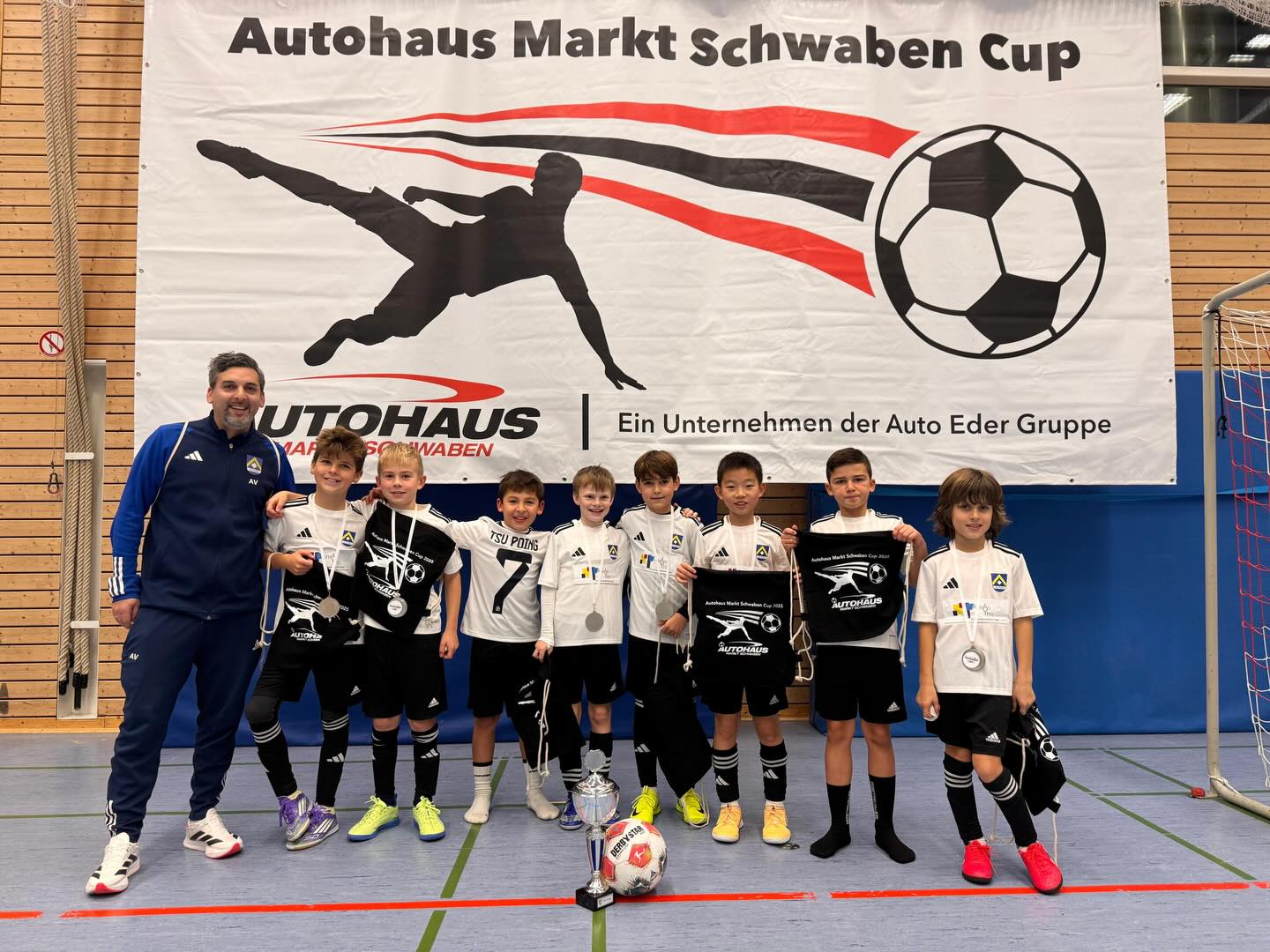 Ein Meister seines Fachs, aber auch sozial engagiert: Malermeister Ayhan Yesil aus Poing ist von Beginn an ein treuer Sponsor unserer U10-1.🔵🟡
Das Team bedankt sich herzlich für den neuen Trikotsatz.
Am 29.11.25 wurden die Trikots beim ersten Hallenturnier der Saison eingeweiht und wir konnten uns direkt den Turniersieg sichern, obwohl unsere Mannschaft ein Jahr jünger war als die restlichen Teilnehmer.
Danke, Ayhan!