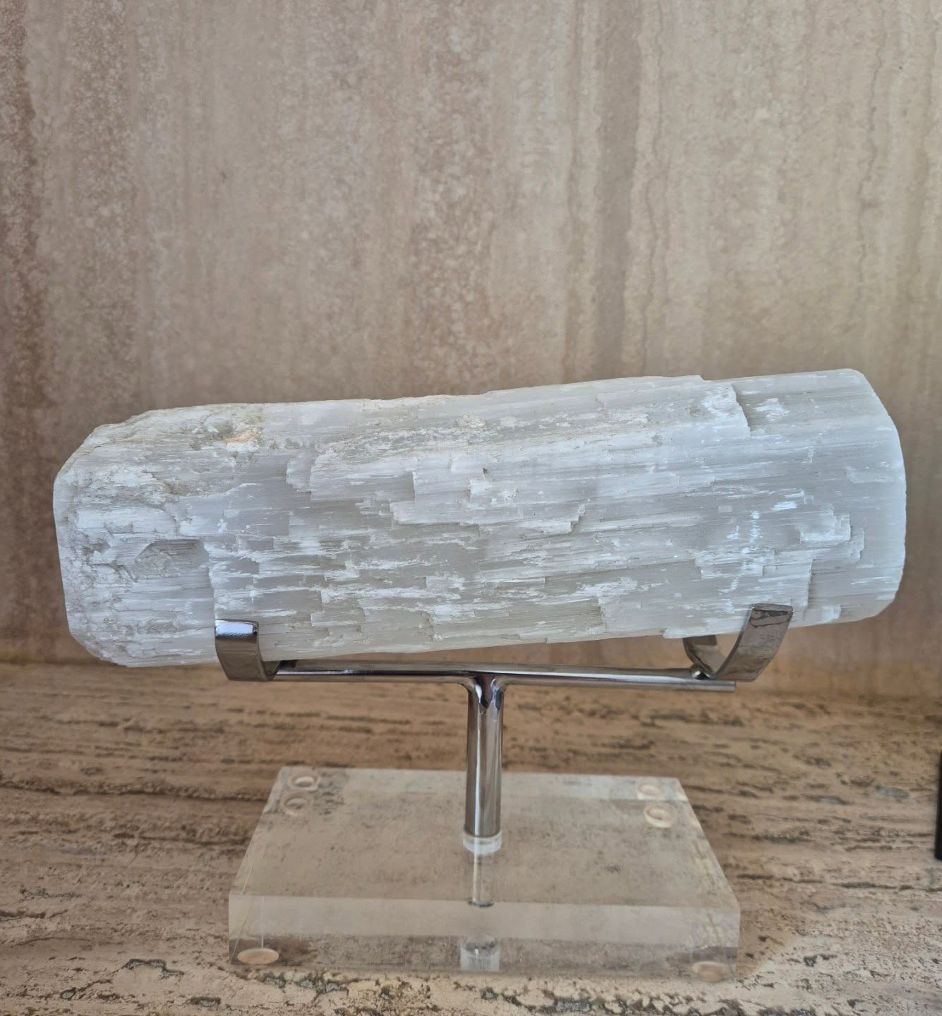 ✨️La selenita es una de esas piezas que transforman cualquier espacio con solo estar ahí.
Su energía limpia, aclara, desbloquea y trae una sensación de calma inmediata.
Es perfecta para colocar en tu sala, entrada o junto a tus otros cristales para mantener su vibración elevada 🤍✨