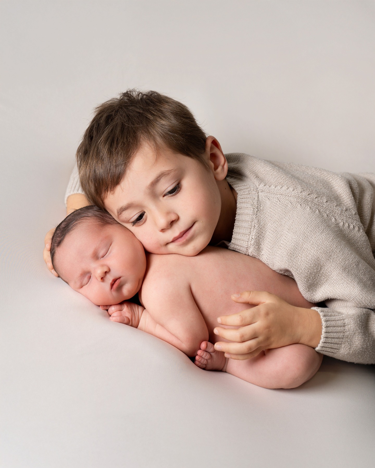 ¿Se puede ser tan grande y pequeñitos al mismo tiempo? yo creo que sí
¿Se puede ser mejor hermano mayor? Yo creo que tampoco.
.
.
..
.
.
.#newborns #ensaionewborn #newbornphoto #newbornsession #newborn #photograpy #photonewborn #naturalnewbornphotography #newboarnphotography #fotografiainfantil #reciennacido #fotografiareciennacido #fotografiafamiliar #fotografíainfantil #melanymfotografia