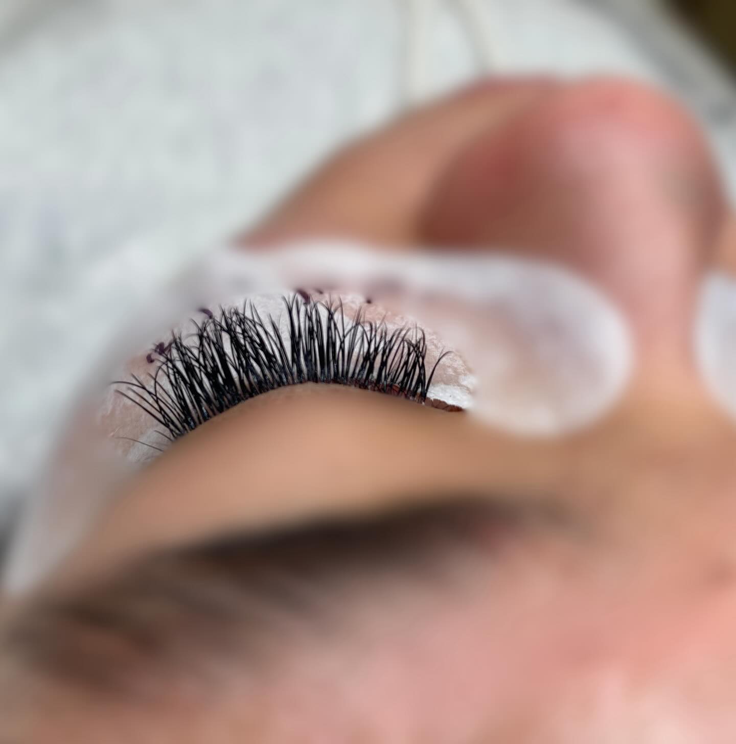 ✨ Fresh Classic Set after 6 weeks! ✨ (swipe to see before)
Not bad for retention at all, 6 weeks later and still holding on strong — this is what great isolation and clean application can do. When each lash is placed properly, your sets last longer.
#london #classics #lash #eyelashextensions #bexleyheath