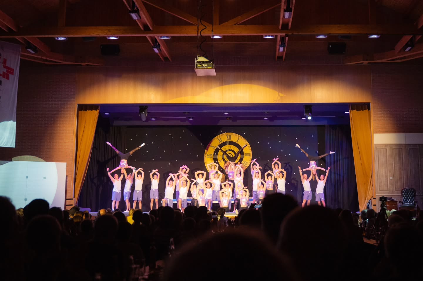 "VO ZIIT ZU ZIIT" - Turnunterhaltig 2025
Mit Stolz törfed mir uf e grossartigs Wucheend zruggluege. Es isch wiedermol e super Unterhaltig uf Bei gstellt worde.🤩
En herzliche Dank as ganze OK, allne Leiterinne und Leiter, as Sketch- und Bühneteam sowie allne wo en Teil biitreit hend.
En grosse Dank goht au a üsi grosszügige Sponsore für d Unterstützig und a üsi Gäst wo für hammer Stimmig gsorget hend.