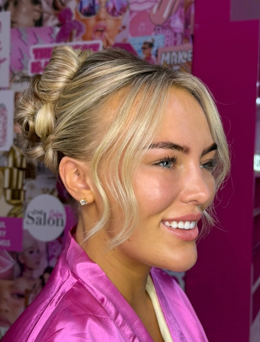 🎀 Updo Elegance by @joseph_hair_stylist 🎀
Soft twists, face-framing pieces, and the perfect Luxe finish — the kind of glam Dubai girls choose before every big moment. ✨💗
From brunches to festive nights out, this is the spot where Dubai’s glow begins.
Hair by Joseph
📍 The Salon Dubai — The Five JVC
#TheSalonDubai #DubaiHair #UpdoStyle #GlamDubai #TheFiveJVC #DubaiSalon #FestiveGlam #DubaiHairstylist #HairByJoseph #DubaiBeauty