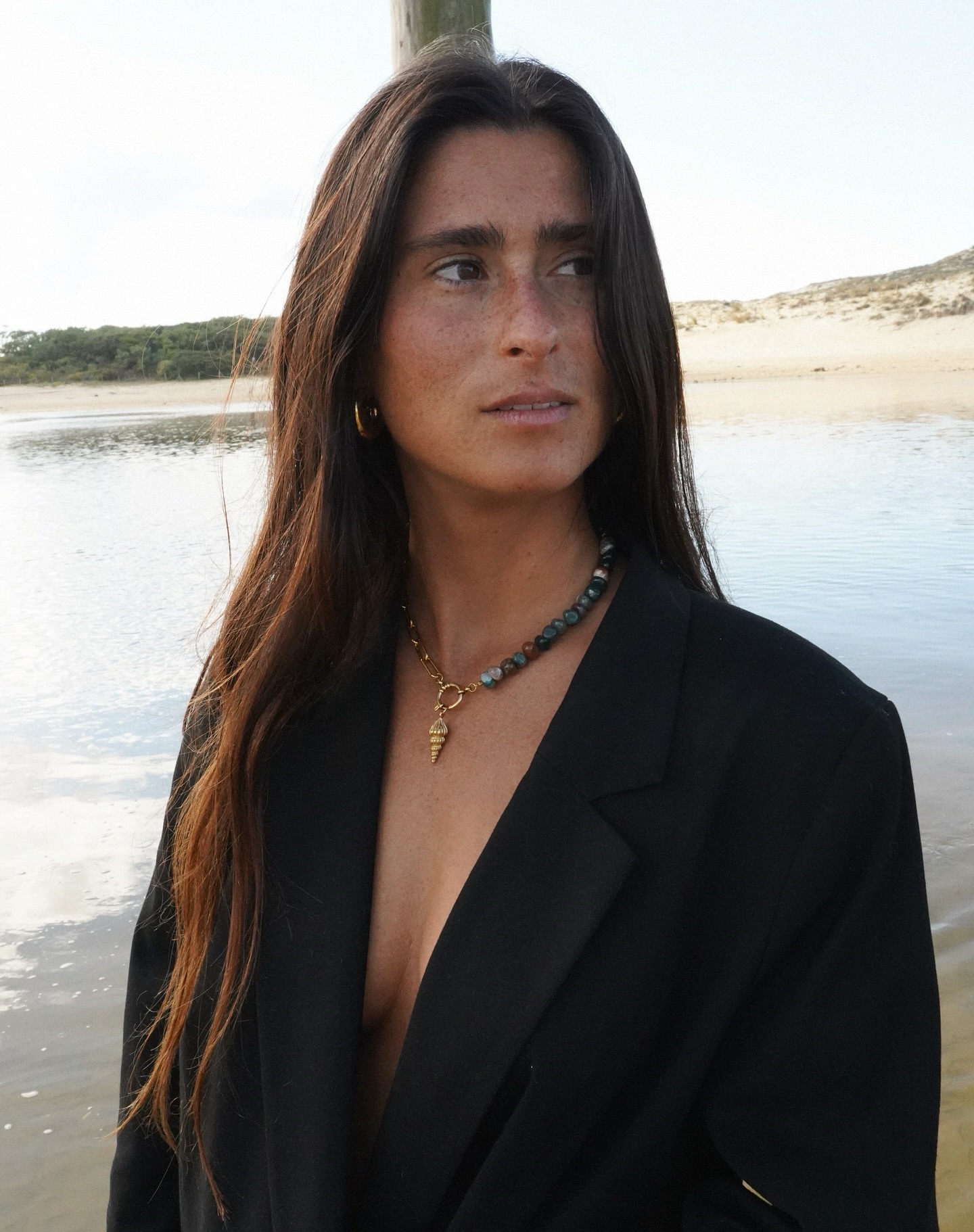 Comme je vous l’avais annoncé, notre collier phare de la collection Terraya est en rupture et ne reviendra pas car les pierres utilisées ne seront plus fabriquées..
MAIS, j’en ai gardé deux pour le marché de Darwin ! Donc si t’es sur Bordeaux, sache que t’as une dernière petite chance de t’en procurer un 😌
RIP collier Orvane 🖤