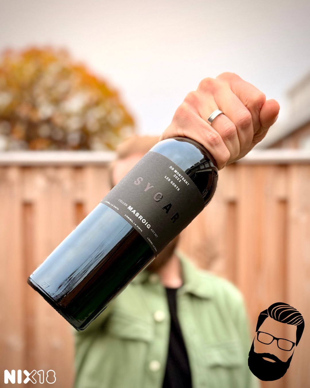 Les Sorts Sycar, Celler Masroig , Montsant, Spanje
Sint is weer (bijna) op weg naar Spanje… Kerst staat voor de deur, dus wordt het tijd voor mooie volle wijnen! 🎄🍷 We nemen je mee naar zonnig Catalonië met Les Sorts Sycar. Een wijn die perfect past in ons straatje: niet mainstream, maar vol karakter. Zin om mee te proeven?
We zakken af naar Montsant 🇪🇸 Want wow, wat kunnen ze daar mooie wijnen maken! En deze Sycar is meteen raak. In het glas: diep donkerrood. Je ruikt vooral rijp rood en zwart fruit — denk aan pruimen, zwarte kersen — met subtiele tonen van kruiden, tabak, pure chocolade en een vleugje bloemetjes.
En in de mond? Dan merk je z’n kracht én elegantie: soepel, rijk, goeie structuur met rijpe tannines en een lange, volle afdronk. Echte open-haard-wijn voor de donkere dagen tussen Sint en Kerst!
Is top bij gegrild rood vlees, lamsbout, stevige kazen of een goed stuk charcuterie. En ja — daar zeg je niet zomaar nee tegen 💪🏻
Onze beoordeling: 🍼🍼🍼🍼🍼
Wij kregen ‘m van @lesbullesenchantees. Prijs is €16,50. MAAR LET OP! Met code WIJNVADERS reken je ‘m af voor €14,95! En vanaf 6 flessen gratis verzending. Goeie deal toch?
Bestellen? Koop ‘m dan bij Noud van Les Bulles Enchantées! Check onze link in bio!🔗
Les Sorts Sycar is een stevige blend van Syrah & Carignan (lokaal Samsó genoemd), afkomstig uit oude Carignan-stokken op rode kleigrond. De wijn rijpt 13 maanden op Franse (en deels Amerikaanse) eiken vaten, wat zorgt voor die warme houtstructuur zonder het fruit te verpletteren.
Celler Masroig is een wijnhuis in DO Montsant, Catalonië. Met oude Carignan-stokken, rode kleigrond en een mix van traditie en moderne wijnmaakstijl maken ze karaktervolle, fruitrijke wijnen met mediterrane warmte en elegantie. Authentiek, puur en altijd met een stevige dosis regionale trots!
Voor deze review ontvangen we een kleine vergoeding.
#lessorts #sycar #montsant #spaansewijn #cellermasroig #wine #winelover #wineenthusiastlife #winestagram #instawine #redwine #roodewijn #charcuterie #grill #wijnmoment #proost