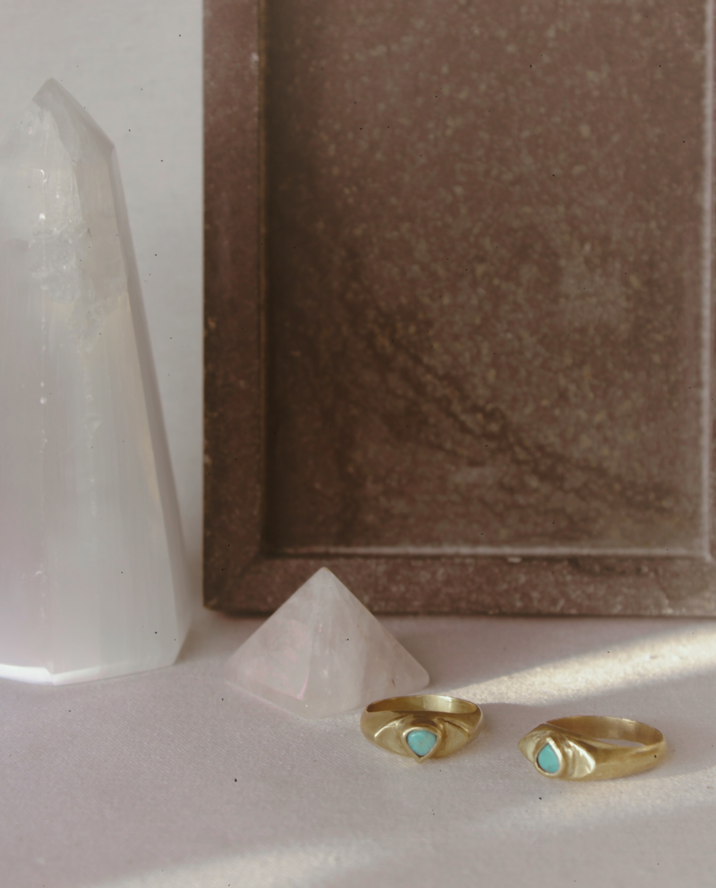 Hola chicas! Hay novedades por aquí! ✨ estos días voy a ir subiendo los productos a etsy 🤗 podéis ir echando un vistazo porque añadiré cositas nuevas 😊 espero que en estas fechas intentemos comprar con consciencia, y también apoyar a vuestros artesanos favoritos 🤍
La otra cosa es que este jueves hay una inauguración/ muestra de colección nueva de la tienda @madamemelon.store ! Podéis pasar a vernos y a tomaros algo ✨
Un abrazo!!!
#rings#jewelry #jewels#ringsofinstagram #jewelryofìnstagram #ancientjewels#ancientjewelry#ancientegypt #ancientgreek #ancientgreece #türkiye #turquoisejewelry #turquoisering #consciousbrand #ethicallymade #ethicalbrand #giftideas #womengifts #joyasdeautor #joyería #yoga#yogawoman #yogagirls