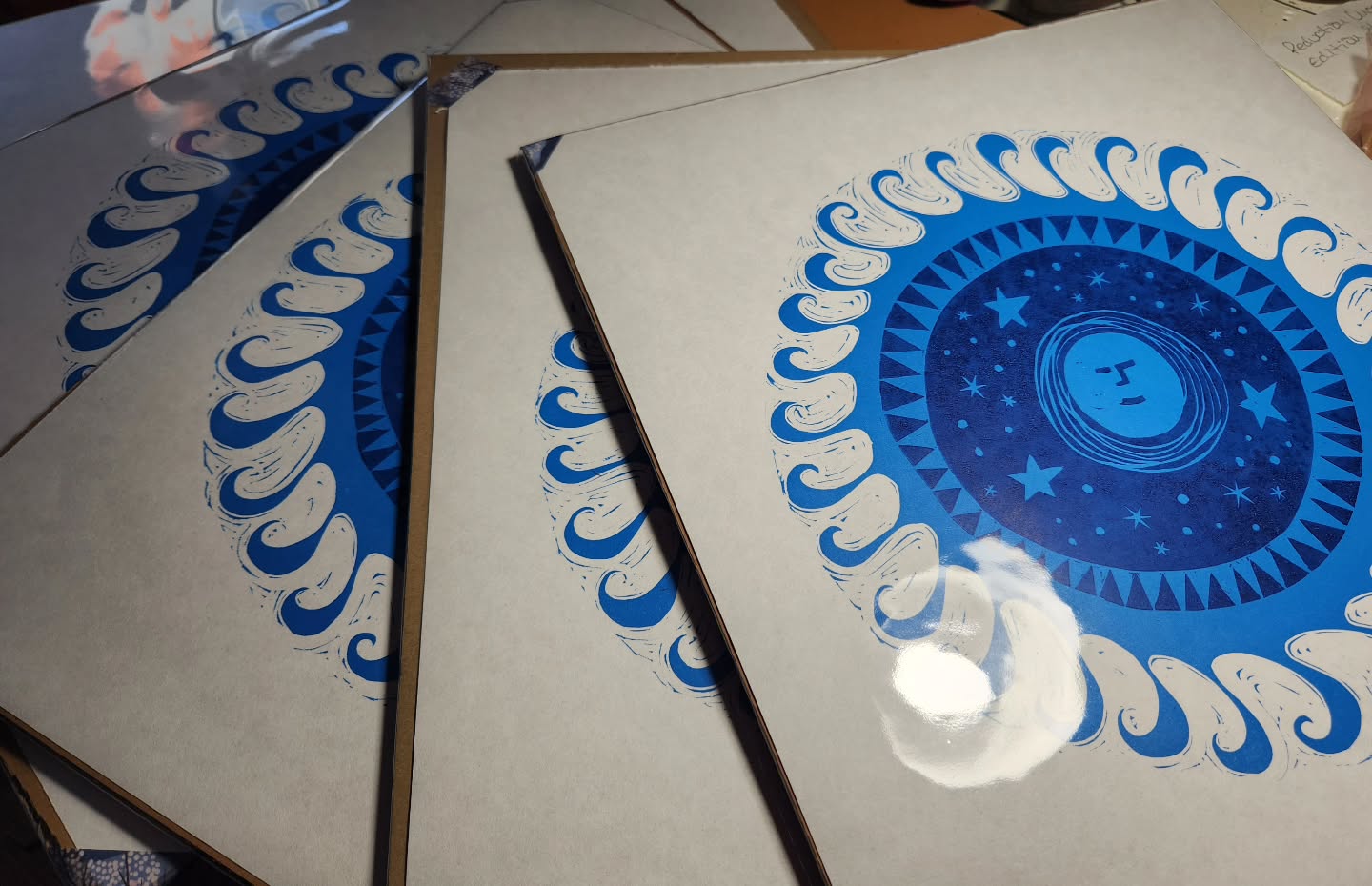 Wrapped, with @anglepoise reflection. I love that lamp, goes just where I want it when I want it. Treated myself to a tall floor one when we had the little extension so I have two!
#lighting
#linocuts