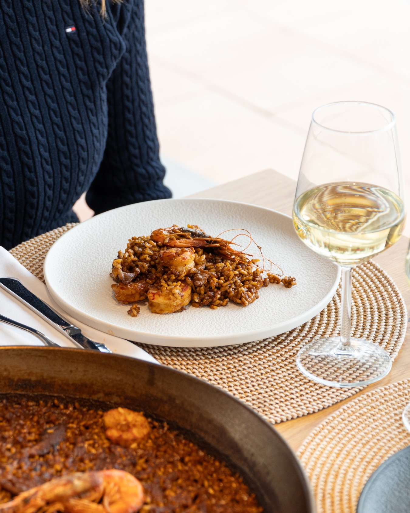 Arroz, presa ibérica, gambas y fuego lento 🔥
Así nace una paella que combina lo mejor de la tierra y el mar en un solo plato.
Ven a descubrirla… y déjate sorprender.
📍 Port d’Aiguadolç, Sitges
📲 A través de nuestro teléfono 936 001 332 o en nuestra web
#restaurante #OlaveSitges #SaboresDelPuerto #restaurantemediterraneo #olave #sitges #portsitges #restaurantesitges #menuarroz #arroces #mariscos #pescadosfrescos #carnes #sabormediterraneo #tapas #gastronomia #food#restaurantesenbarcelona #mediterraneancuisine #portdaiguadolç #foodiesbarcelona
