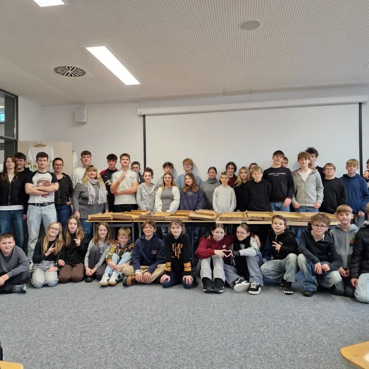 Am Mittwoch fand unser erstes großes Klassensprecherseminar statt 😊 ganz unter dem Motto "erst die Arbeit, dann das Vergnügen" erarbeiteten unsere Kids Gruppen zahlreiche Aktionen und Veranstaltungen für dieses Schuljahr 👍💪 danach gab es dann 9-Meter-Pizza 😉 es war ein sehr erfolgreicher Tag!
#schulemachtspaß #srsambergofficial #wirwarenproduktiv