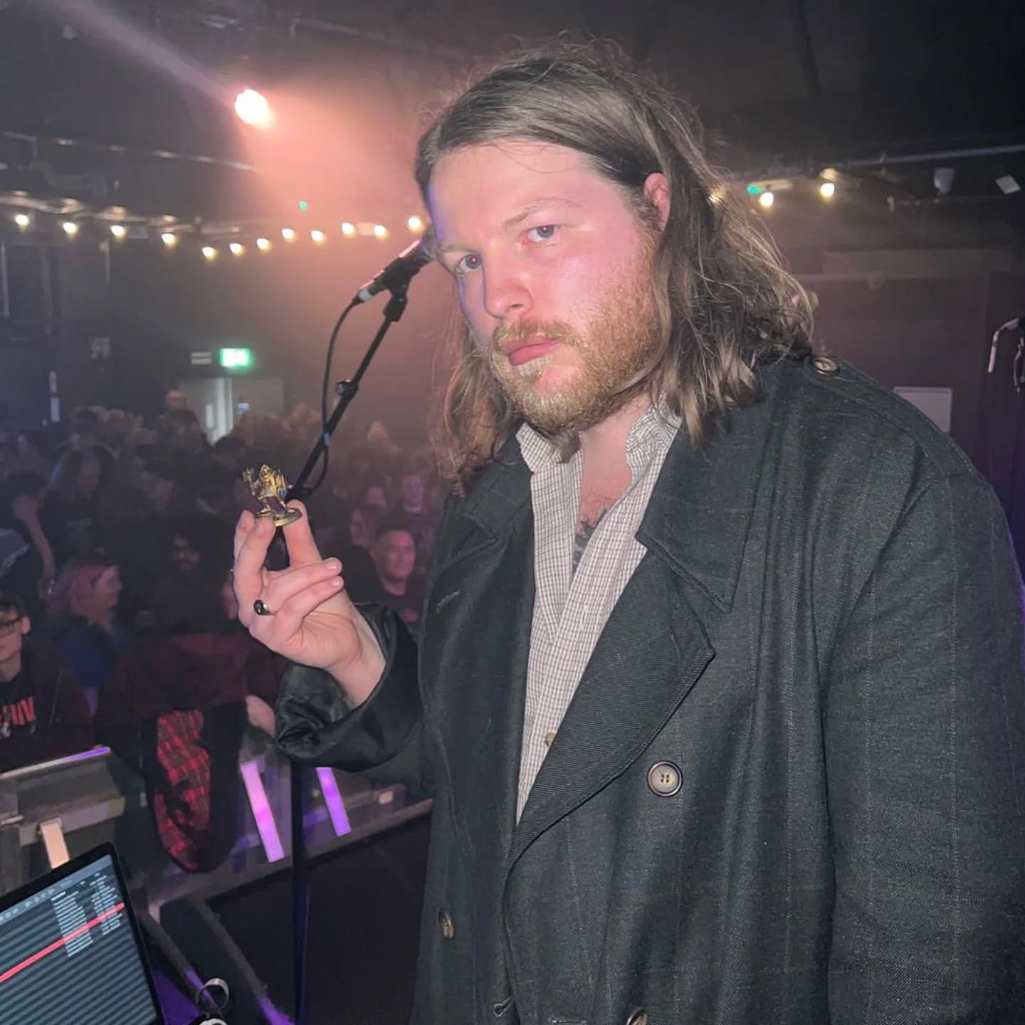 Hello, this is me, in my on stage alter ego hyper miserable/serial killer version of myself. You can see in my small little hand, an even smaller pair of hands belonging to the aforementioned golden boy. Tonight, this golden boy will find himself in front of 2,600 Leeds locals, and he's as excited as I look here
#warhammer #warhammerofficial #warhammercommunity