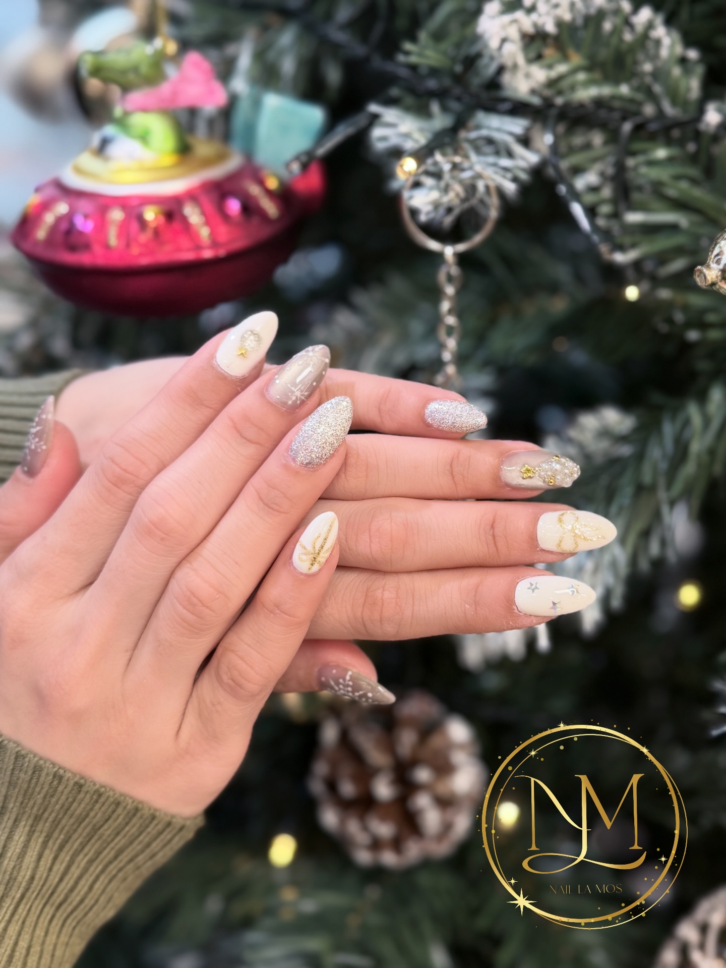 ✨Weihnachtszauber bei Nail La Mos ✨
Unsere neuen Christmas-Naildesigns sind da – funkelnd, festlich und voller Feiertagsstimmung! 🎄💅
📸 Macht mit und gewinnt ein kleines Weihnachtsgeschenk!
Einfach Nägel bei uns machen lassen, ein Foto in eurer Story posten und @naillamos.de markieren.
Eure Unterstützung bedeutet uns unglaublich viel – sie ist unsere größte Motivation. Vielen Dank, dass ihr uns helft, bekannter zu werden! ❤️
Wir freuen uns auf eure wunderschönen Weihnachtsnägel! 🎁✨
#naillamos #naillamosmindelheim #mindelheim #weihnachtsnägel #christmasnails #nageldesign #nailstudio #festivesnails #ưeihnachten2025 #gelnails #nägelinspo #beautymindelheim #nail trend