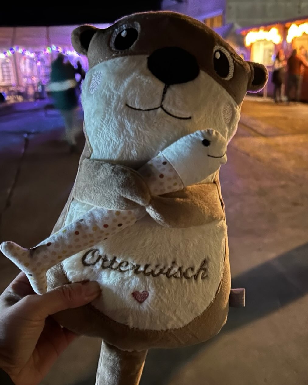 Mir wurde gesagt: „Toni, du musst mit deinen Ottern zum Weihnachtsmarkt nach Otterwisch!“
Zur Hofweihnacht beim @hofladen_hahn
Also bin ich losgezogen – und ich wurde nicht enttäuscht.
Ich war total begeistert von der Größe, der Weitläufigkeit, den liebevoll gestalteten Ständen, den zahlreichen Besuchern und den vielen Tieren.
Als Dankeschön durfte Otti beim Enkel der Familie Hahn bleiben.
Otti und ich bedanken uns für den schönen Tag. Vielleicht sehen wir uns nächstes Jahr wieder.
#artkdesign
#hofweihnacht #otterwisch #hofladenhahn #weihnachtsmarkt #ottiunterwegs #handgemacht #dankeschön #weihnachtszauber