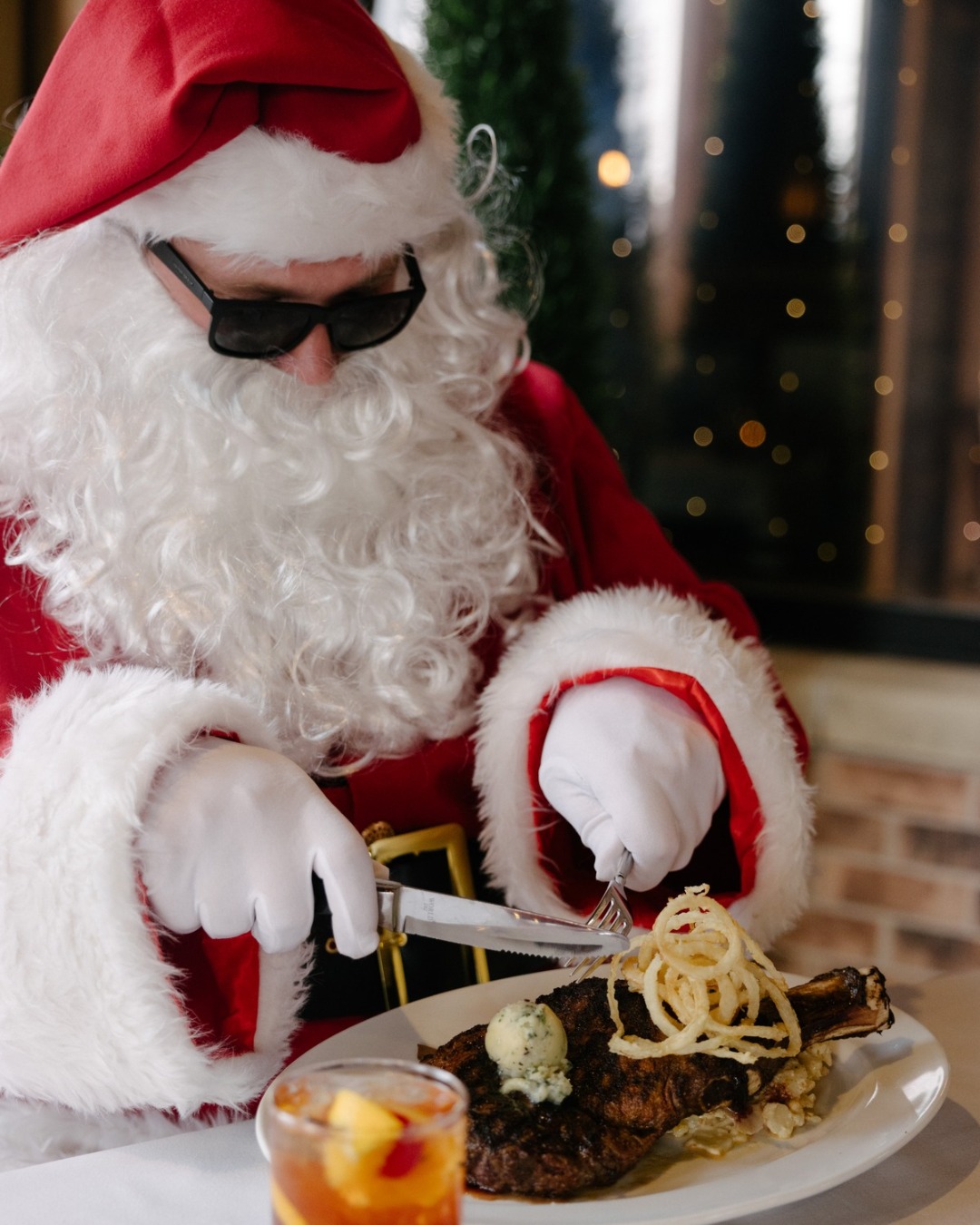 Get into the holiday spirit with the Black Friday gift card deal going on now through Cyber Monday. When you buy $50 in gift cards get $20 free and check off another person on your list. Get yours today in person or on the GeroniApp. 🥩🎅