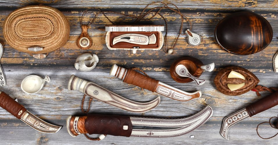 Nu har vi släppt ännu en temaauktion ”Sameslöjd - Se & njut”. Auktionen innehåller hela 233 utvalda föremål.
Alla föremål finns även att skåda i vårt showroom under våra öppettider.
Säkra era bud redan nu! Auktionen avslutas söndag 14/12 med start kl 17.00.
#sameslöjd #samiskthantverk #auktion #duodji #norrlands #kitok #umeå