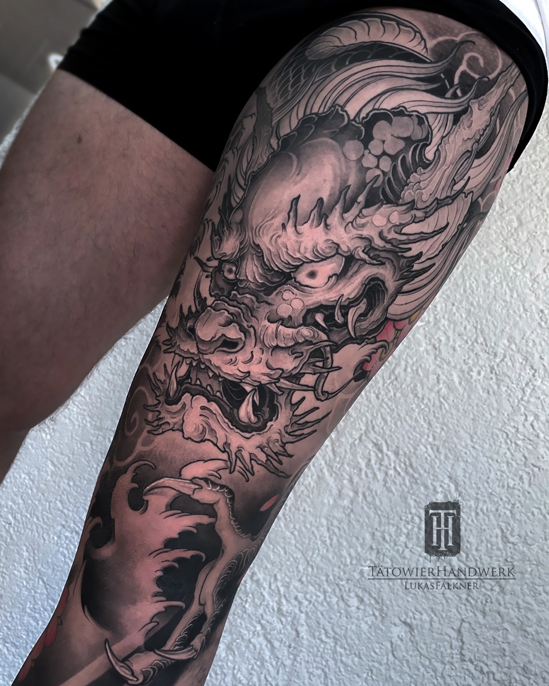 Fully healed Japanese inspired leg sleeve 🎌 I’m usually not a big fan of mixing black & grey with colour, but this one turned out beautifully 🐲
#neotraditional #neotraditionaltattoo #neotrad #japanesetattoo #tattoo #tattoos