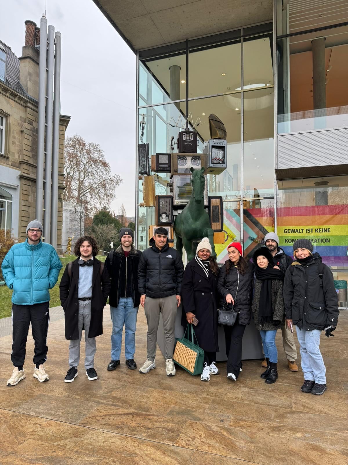 Ein spannender Tag für den Kurs F421 im Museum für Kommunikation! 📨📞 @mfk_frankfurt 🫶🏻
Gemeinsam mit Lehrerin Frau Mortuza erlebte er bei der Führung „Vernetzung & Beschleunigung“ die Entwicklung der Kommunikation – vom Postboten bis zum ersten Handy.
Der Kurs hat viel gelernt und natürlich auch viel gelacht! 🤩✨
#Ausflug #Museum #Kommunikation #F421 #learningbydoing