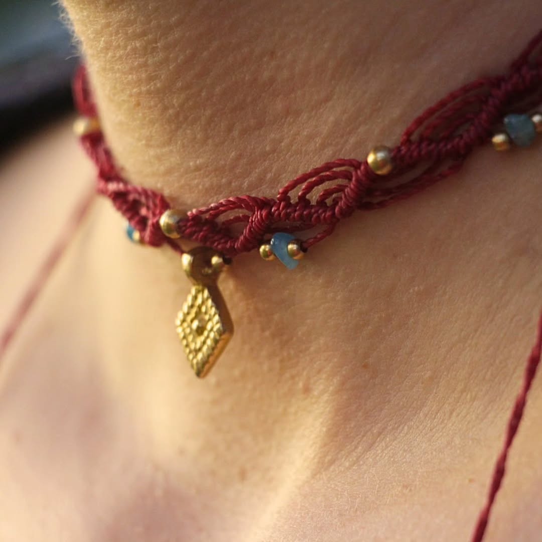 👉Mon p'tit préféré est sur la dernière photo 👀
Et toi, c'est lequel ton préféré ? 🤗
🌄 Colliers CH'ASKA, nommés en l'honneur de la déesse inca de l'aube et du crépuscule 🌄
✨Symbole de lumière douce, de renouveau et d'équilibre ⚖️ Ch'aska incarne la beauté subtile des transitions, là où la nuit rencontre le jour, moments privilégiés de transformation. ☀️
#déesseinca
#bijouxoriginaux #bijouxuniques #bijouxcolorés #bijouxdoré #bijouxmacramé #collierpierrenaturelle #collierstourdecou #chockermacrame #tourdecou #tourdecoufemme #artisanatspirituel #faitmainavecamour #faitenfrance🇫🇷 #tissealamain #créationintuitive