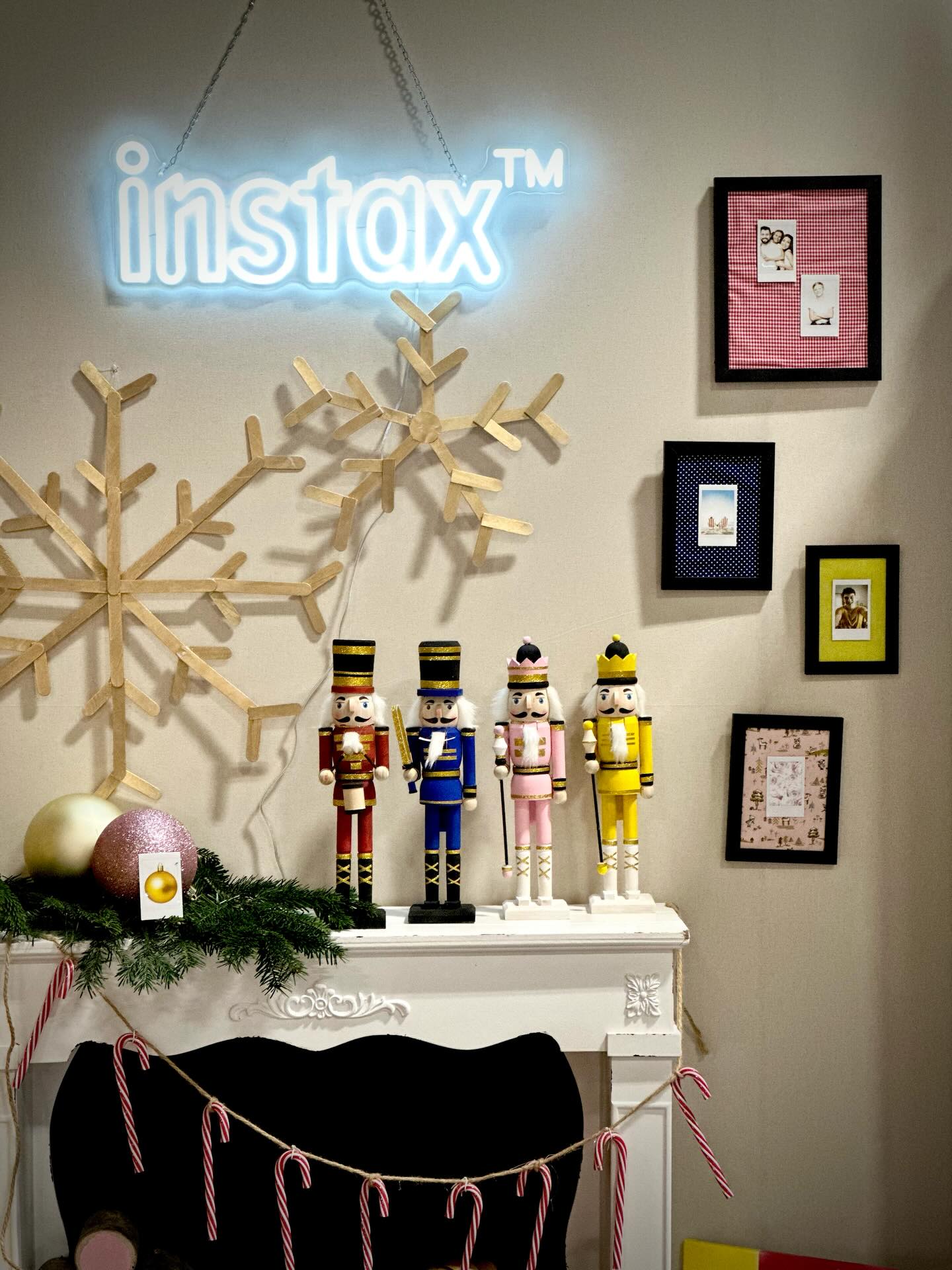 Un projet éclatant pour une marque instantanée ! 📸
Nous sommes ravis de partager la réalisation de la dernière scénographie pour notre client fidèle @fujiinstaxfr à l’occasion du Salon du Savoir Faire Soi-même à la Porte de Versailles.
un grand merci à Instax pour leur confiance renouvelée. Quelle belle manière de clôturer l’année créative !
#ChristopheGernigonStudio #InstaxFujifilm #Scénographie #StandDesign #DesignÉvénementiel #PorteDeVersailles #SavoirFaireSoiMême #DesignStudio #Réalisation #NoelDIY
#StandDesign
#FidélisationClient
#InstaxFujifilm
#TradeShowDesign
#ArchitectureÉphémère
#CréationDeValeur
#EventMarketing
#ProjetRéussi
#DesignStudio
#Innovation
#Fujifilm