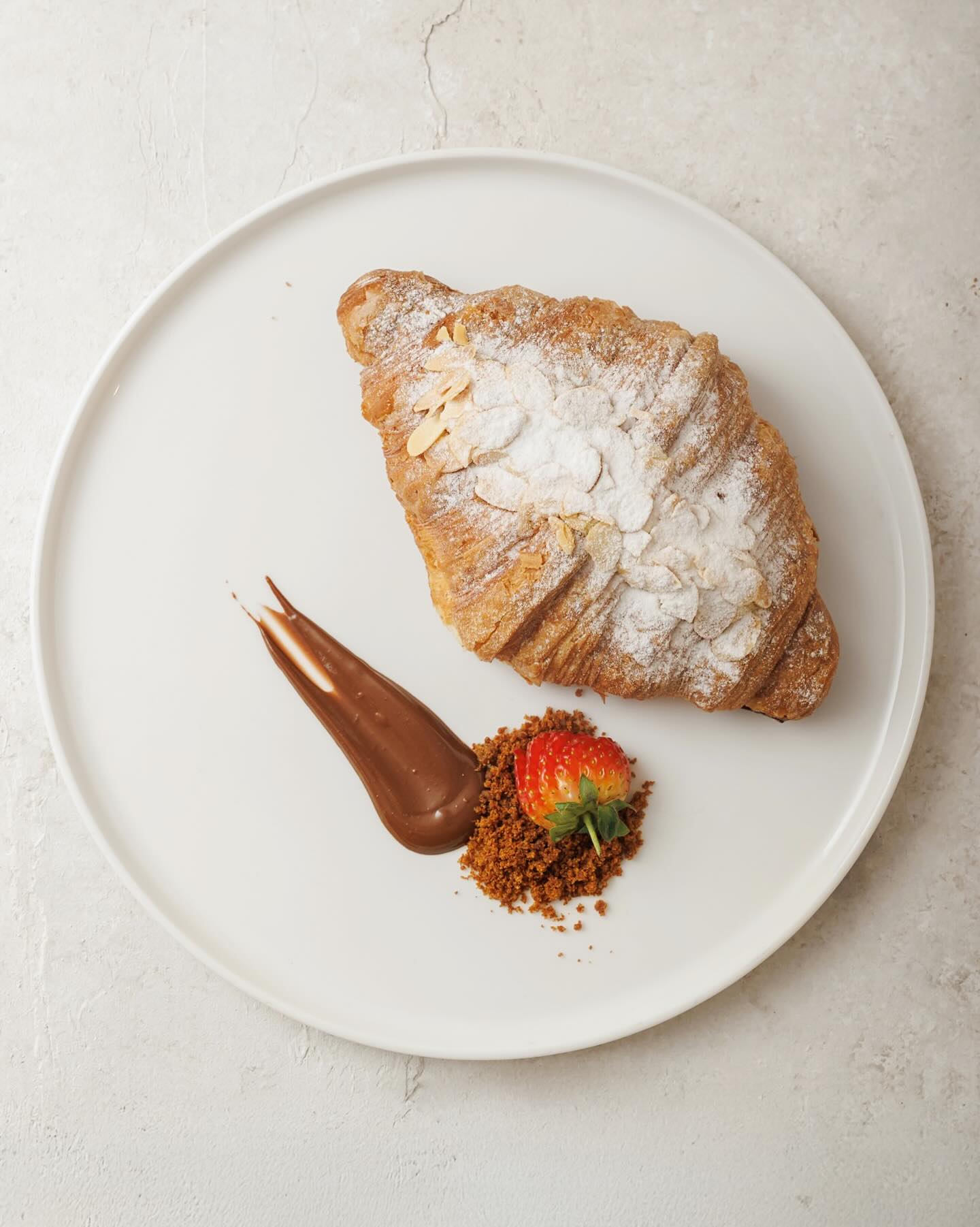 Bademli Kruvasan; yumuşacık dolgusu ve hafif çıtırtısıyla, günün her anına eşlik eden özel bir lezzet… 🥐🌟💛