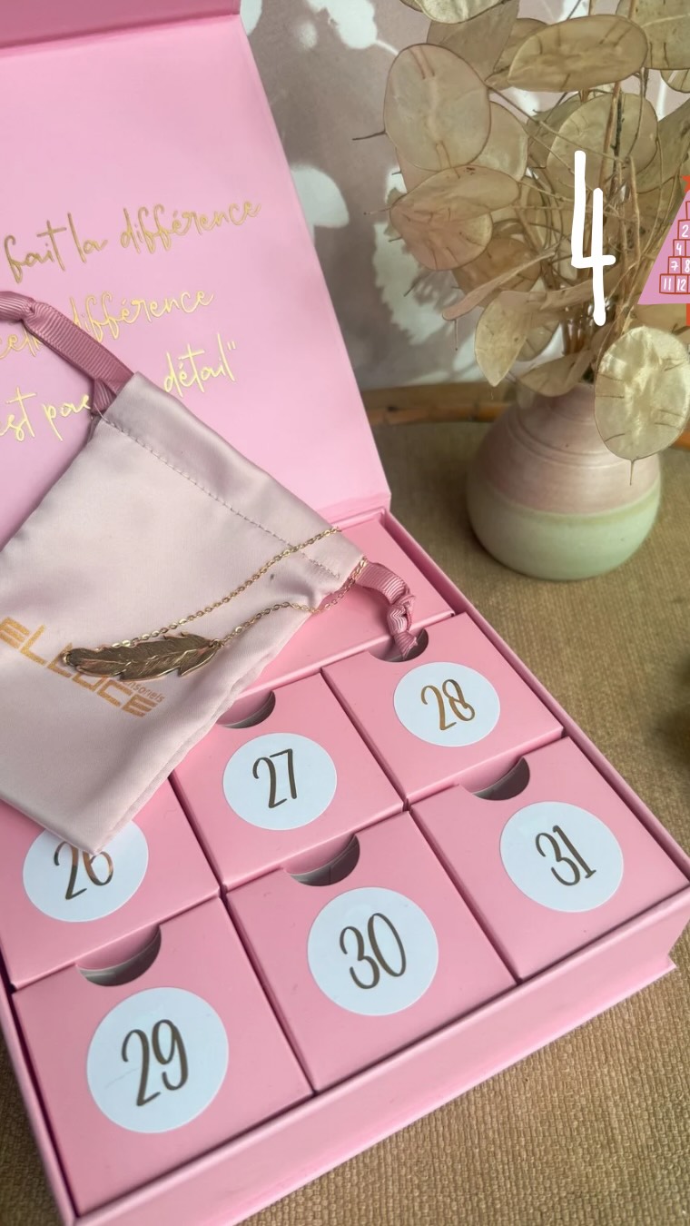 ✨ Je t’en dis plus ici…
🌟Jour 4 du Calendrier de l’Avent Elluce
Aujourd’hui, on ne vous présente pas un bijou…
On vous présente toute une idée.
Une idée un peu folle, un peu douce, complètement Elluce : le Calendrier de l’Après. ✨
Parce que la magie ne s’arrête pas au pied du sapin,
et qu’on mérite TOUJOURS un petit supplément d’étoiles quand l’année touche à sa fin.
Le principe ?
🎁 1 cadeau de Noël
+
✨ 6 autres petits cadeaux jusqu’au Nouvel An
+
une petite surprise glissée dans une des cases de chaque calendrier
De quoi prolonger la lumière, patienter jusqu’au prochain apéro festif, ou juste savourer chaque jour avec un petit “ohhhh 🥹” en ouvrant son présent.
Un calendrier pour celles qui aiment quand ça brille après la fête, pour celles qui veulent se faire du bien,
ou simplement pour celles qui pensent que décembre… c’est bien trop court. 💫
PSSSST je te dis un secret : le cadeau du 25 décembre est au choix par mi 8 propositions de colliers (voir directement sur le site internet www.elluce.fr) mais si jamais un autre bijou d’une valeur équivalente te plait davantage, c’est possible de le mettre à la place dans ton calendrier!!! c’est pas encore plus magique ça? 😉
N’hésites pas à me contacter pour en parler ou toute question!!🥰❤️
Alors, tu es team “je prolonge la magie” ?
Ou team “je n’aime pas les surprises je préfère savoir tout ce qu’il y a dedans” ?
Dis-moi tout en 💬
#creatricebijoux#artisanebijoutiere#bijouxfaitsmain#femmeactive#paumaville64#paillettesdansmavie#mamanepanouie#chargementaledesfemmes#jaimelavie#etresoimeme#cadeaumariage#petitsbonheurs#40ans#confianceensoi#maternité#moderesponsable