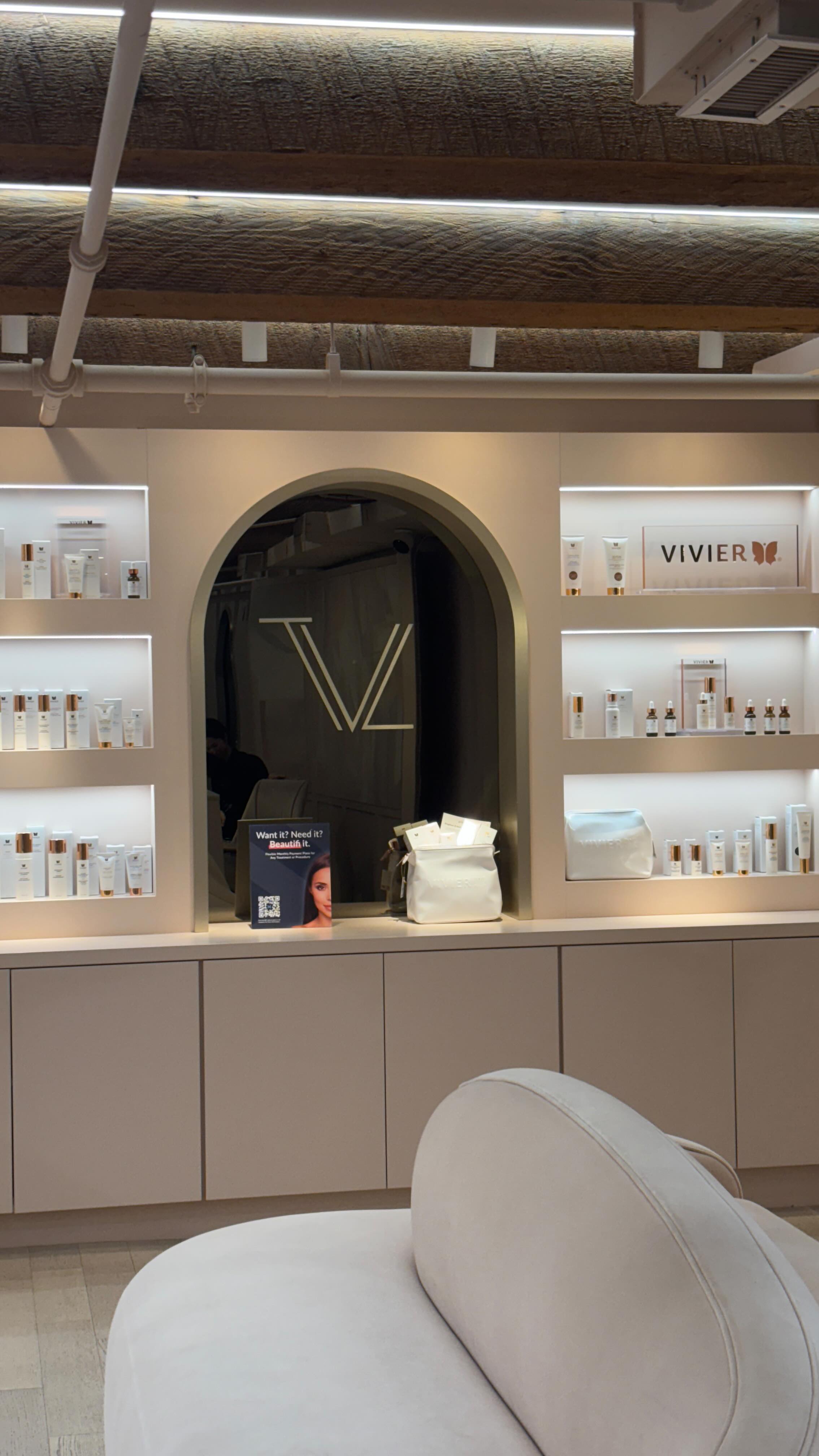 Healthy skin = better makeup 💛 All the treatments I committed to before my own wedding to make sure my skin looked its absolute best!
Don’t overwhelm yourself and build a realistic plan together with the experts @thevanitylab
Drop your skin prep questions below!