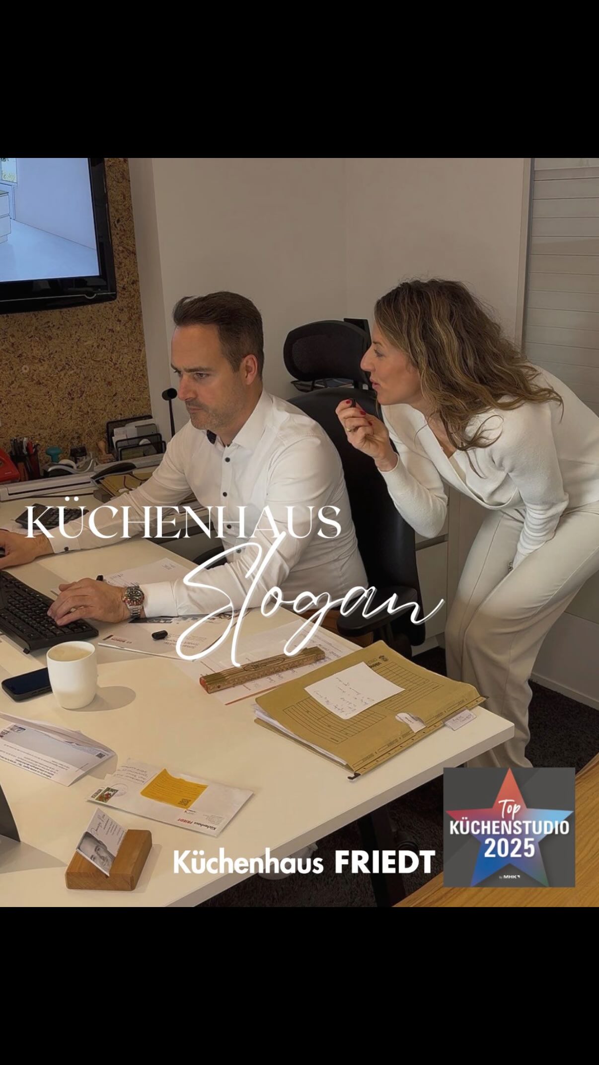 Julia ist heute auf der Mission, einen neuen Slogan für unser Küchenhaus Friedt zu finden!
Sie fragt alle Mitarbeiter nach ihren kreativen Idee. Jede Idee zählt!
#KüchenhausFriedt #TeamSpirit #SloganChallenge #küchenstudio #einzelhandel #kraichgau #eppingen #heilbronn #slogan #team #bretten #sinsheim #heilbronn #büro #bürocomedy #büroalltag Alltag