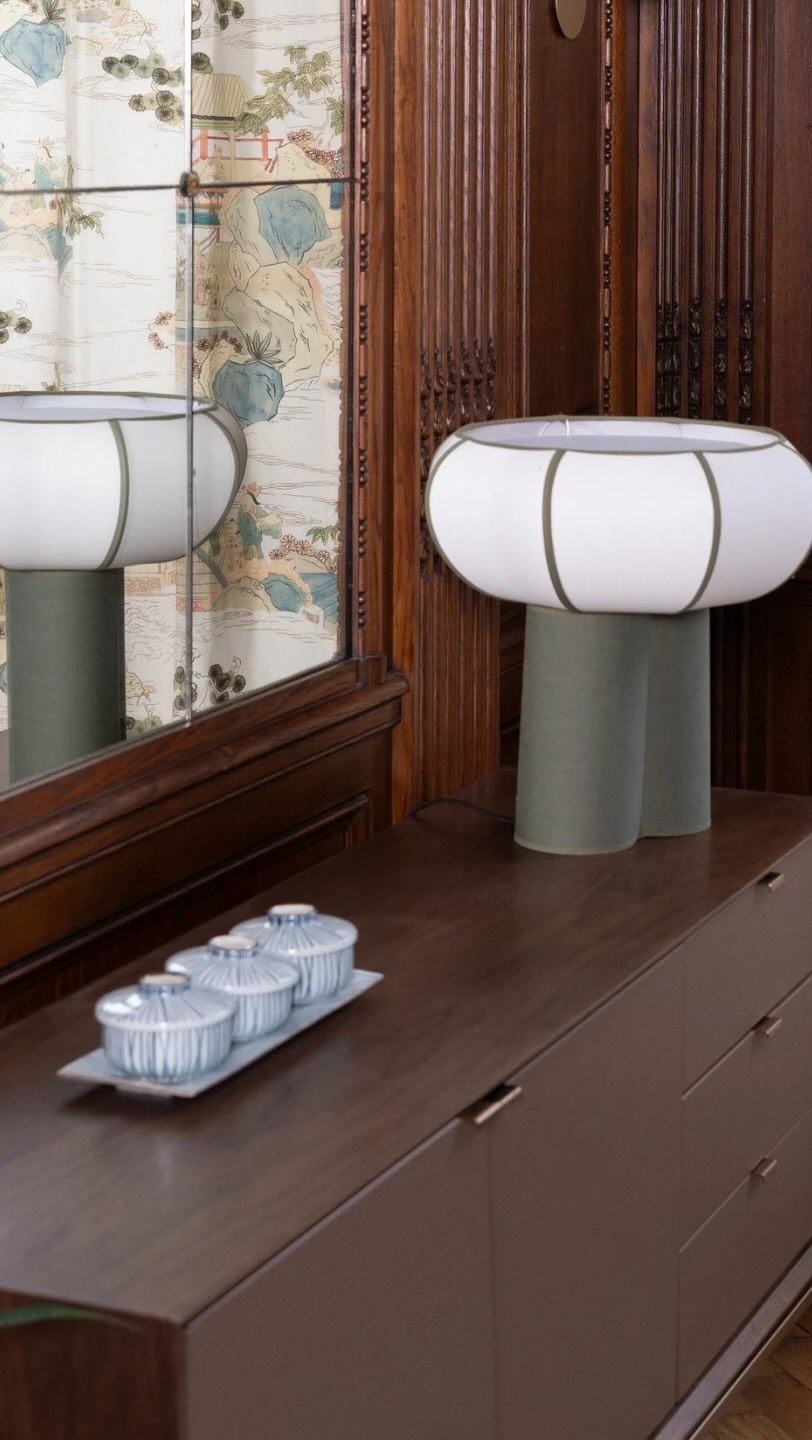 🎄 Christmas is coming … and my bucket list is growing.
Between the @margauxkellercollections and @makemylemonade lamps, the @haydesign candle and the @bindiatelier bag … now is the time to find something colorfull to please your beloved ones.
And is you want to gift something that never goed out of stock ( or ou off style 😉) :
👉 consider the offering coaching or creative Home session.
A thoughtful, personalized present, and the perfect thing to slip under the tree.
To book of gift one, simply clic in the link bio
#interiordesign #lilleexpats #bucketlist