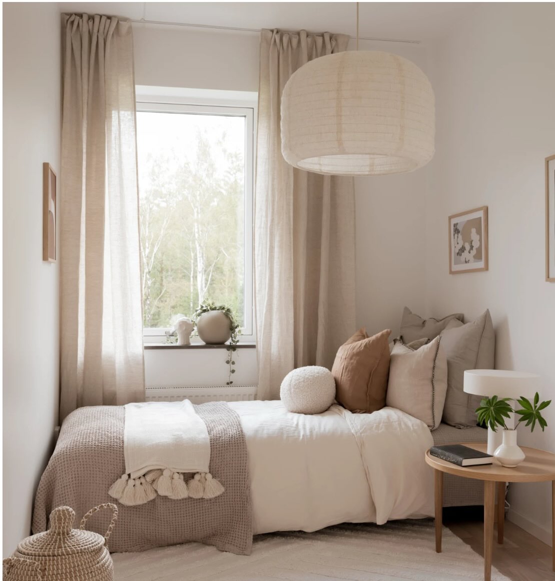 Hem ljuva hem 🤎
Drömmen om ett nytt hem. Detta är vad kunden ser när dom ska ta beslut om vart dom ska bo. Det viktiga beslutet. Här ska man få plats med familjen, kunna bjuda in vänner och familj, jobba, sova och pausa från vardagen 🤎 vart ska granen stå, hur många får vi plats för middag. mitt möte med kunden blir inredningen. En inredning som ska passa många, ska tilltala, förhöja bostaden, inte sticka ut för mycket, space för att kunden ska se sin egen inredning, inspirera, skapa en känsla hos besökaren, en känsla som stannar kvar 🤎
Projekt: Hills villastad @hillsvillastad
Byggherre: Nordr @nordrsverige
Inredare: yo:in @mariaessung @yoinab
Fotograf: @fotografalencordic