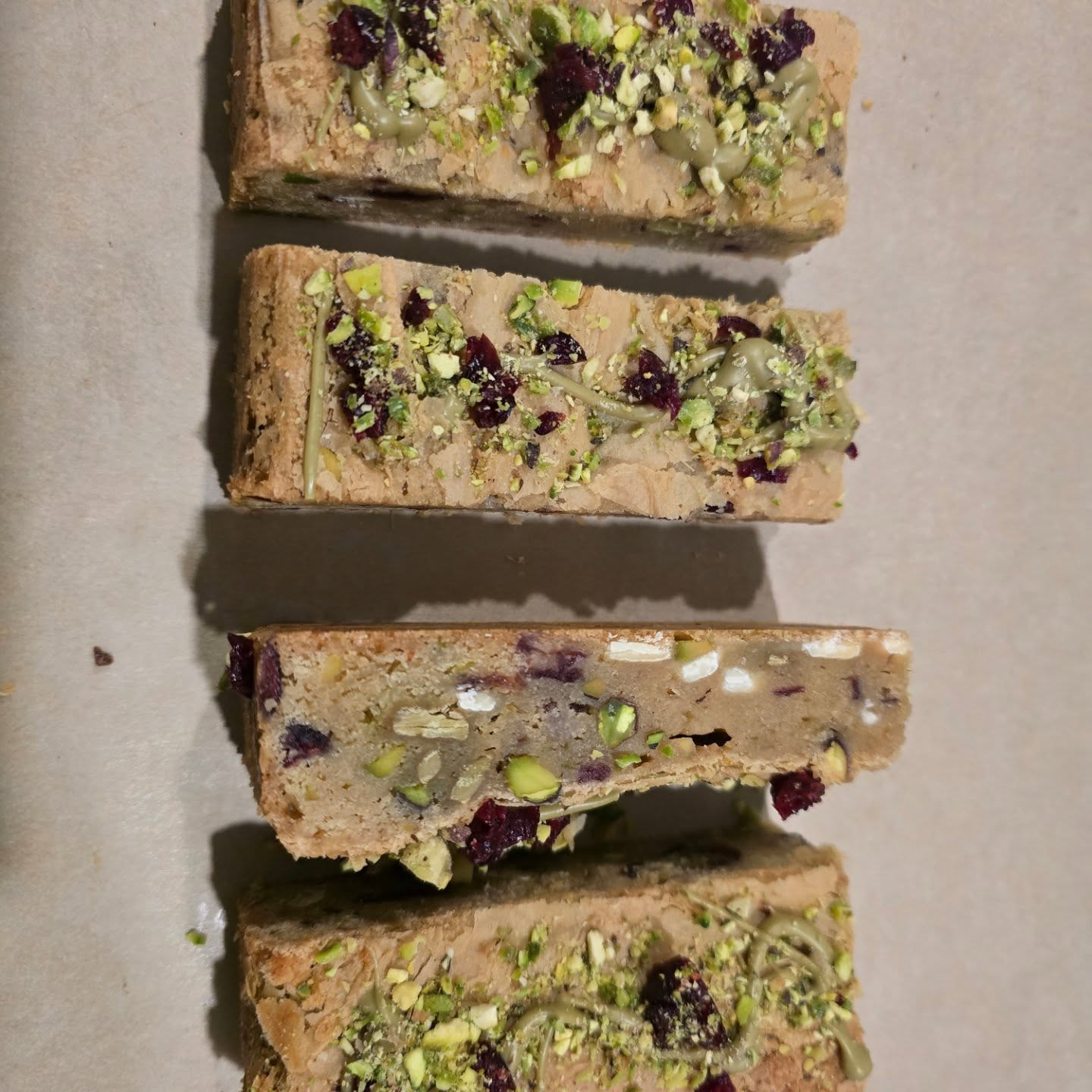 🎄Pistachio & Cranberry Blondie 🎄
Packed with pistachios, cranberries, and pistachio & white couverture chocolate chunks 🍫💚
Smells divine & tastes delicious ✨️
#layerd_cakes #eatgoodcake #freshbakes #christmasbaking #coffeeshopsupply #coffeeshopbakes
#foodie #blondie #pistachio #instafood
#letterboxgifts #nidderdalecakes #handmadewithlove #harrogatecakes