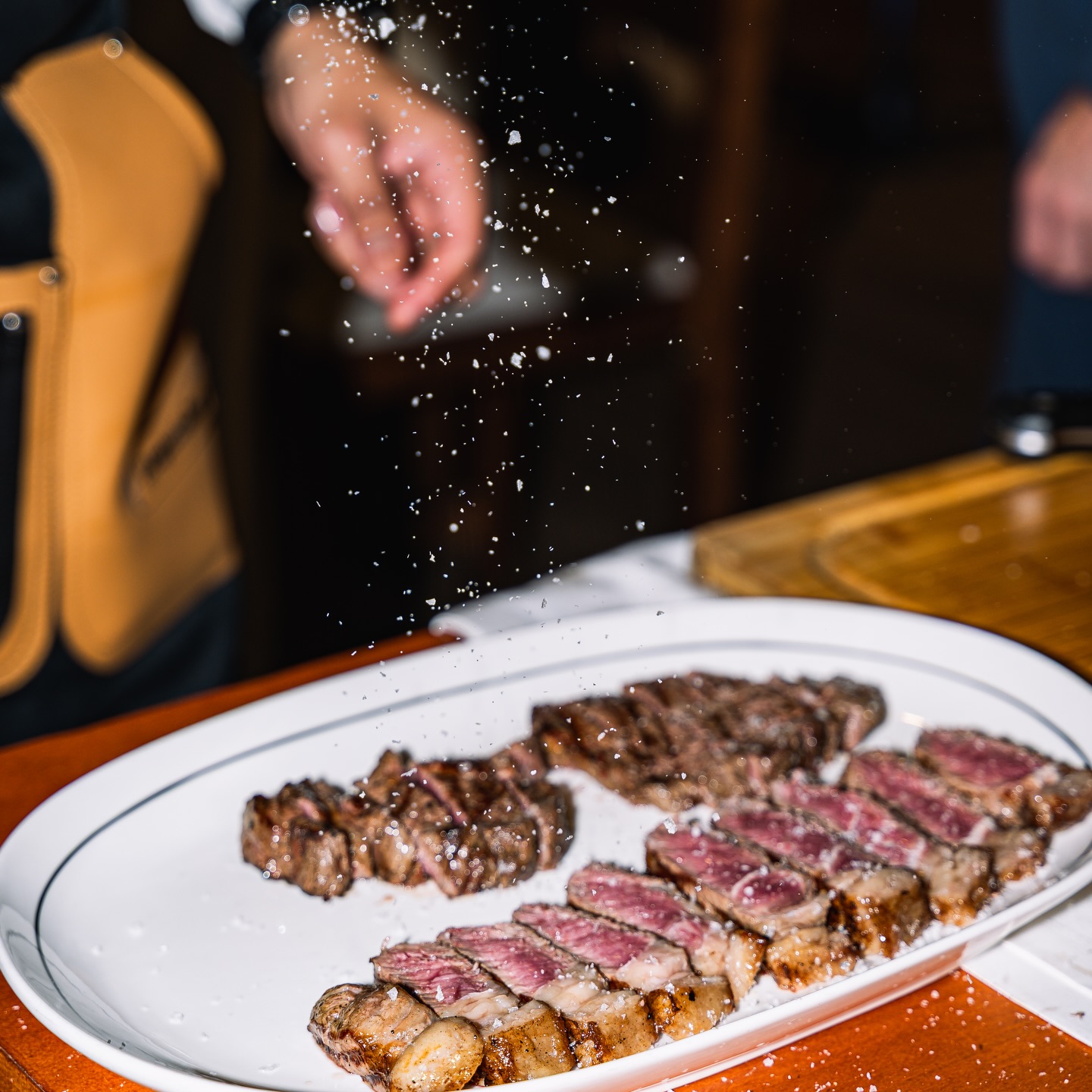 El sabor más puro de la carne nace aquí: en la brasa, sin prisas y con técnica. 🥩🔥
.
.
.
#aranjuez #grupoAranjuez #AranjuezSteakHouse #madrid #planesmadrid #restaurantesmadrid #restaurantegallego #comerenmadrid #cenarmadrid #bernabeumadrid #carnegallega #restaurantedecarne #restaurantedecarneenmadrid #top10restaurantesmadrid #comidavenezolanamadrid